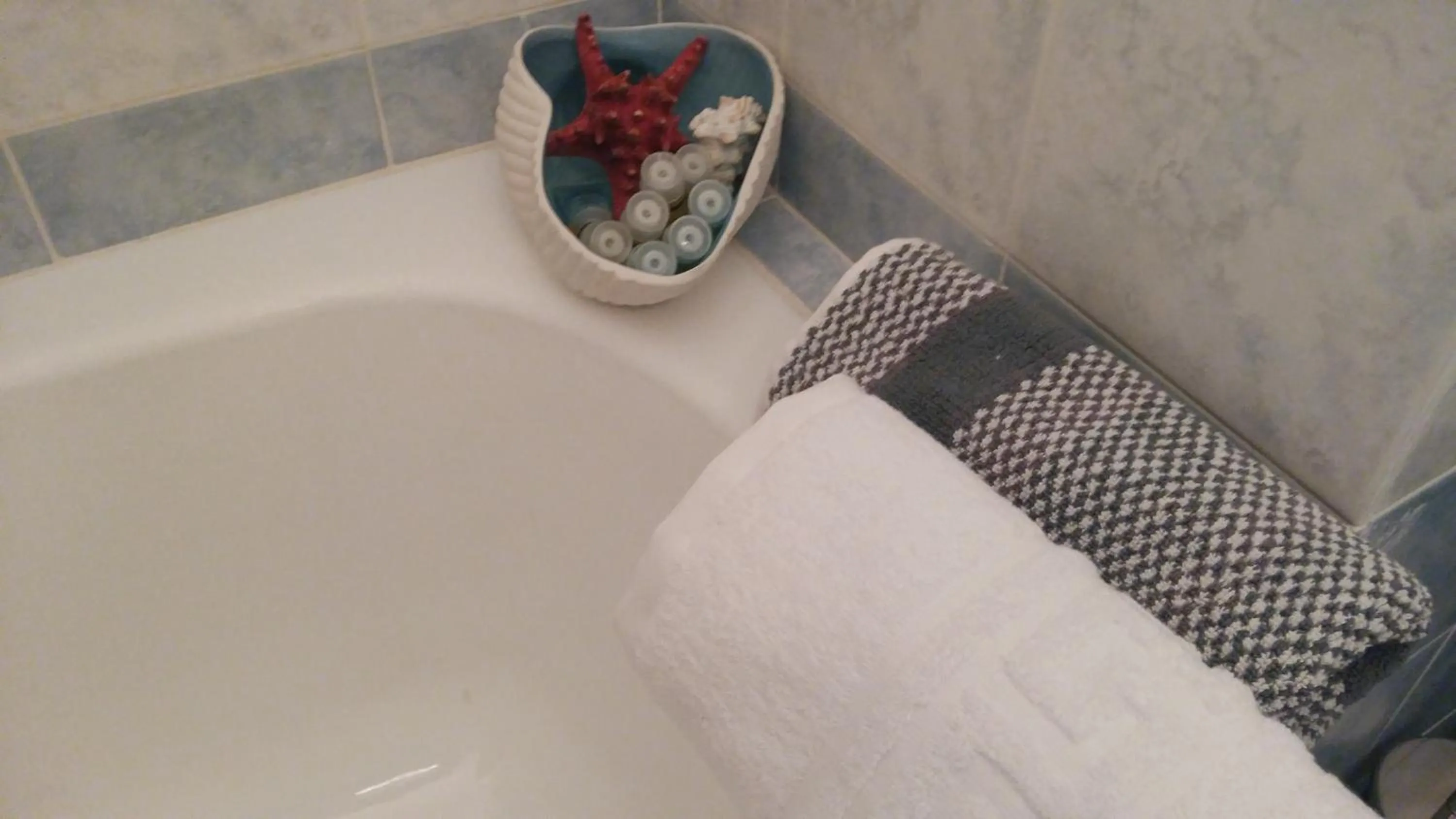 Shower, Bed in Pantheon Deluxe Apartments