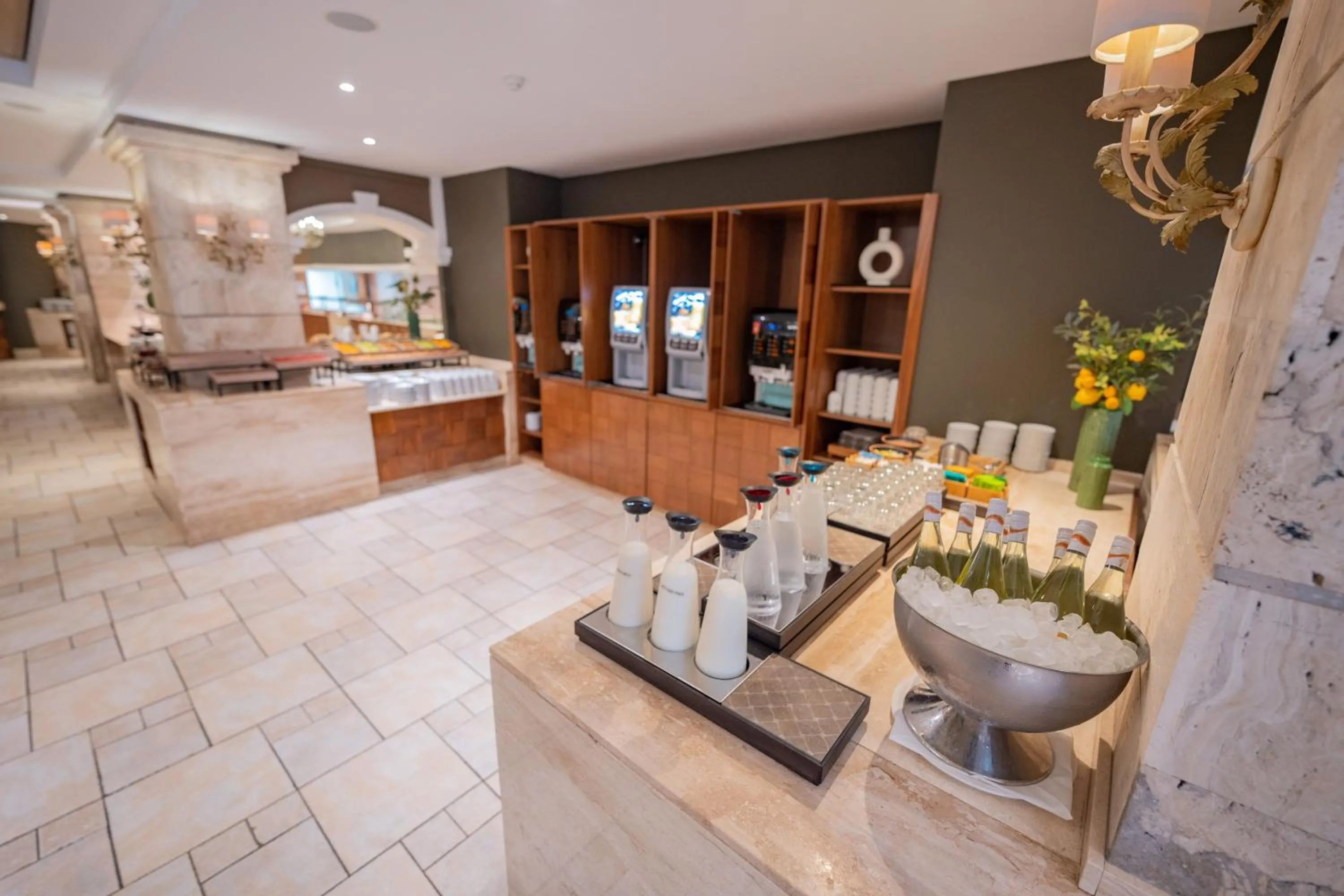 Restaurant/places to eat in Maritim Antonine Hotel & Spa