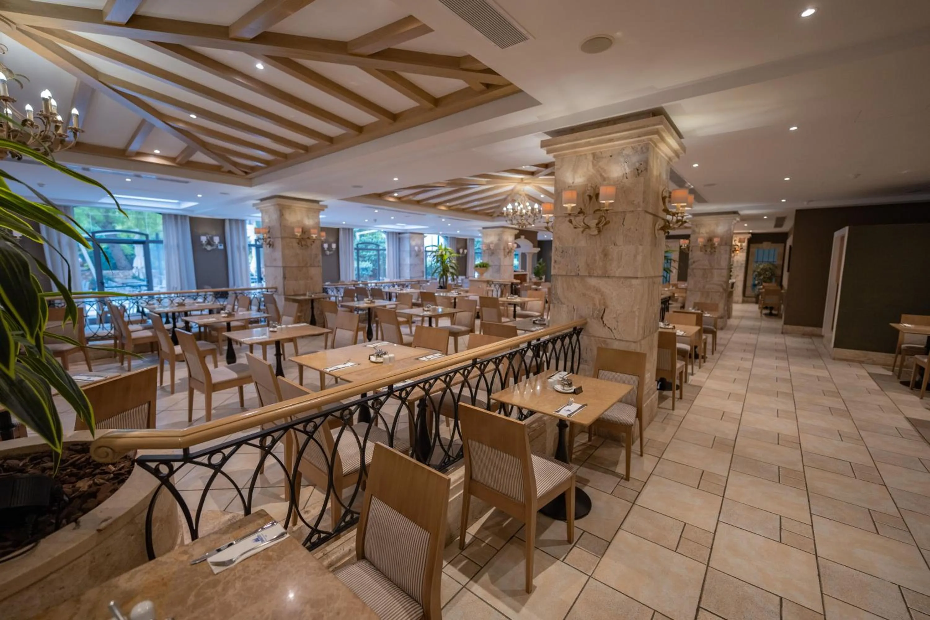Restaurant/places to eat in Maritim Antonine Hotel & Spa