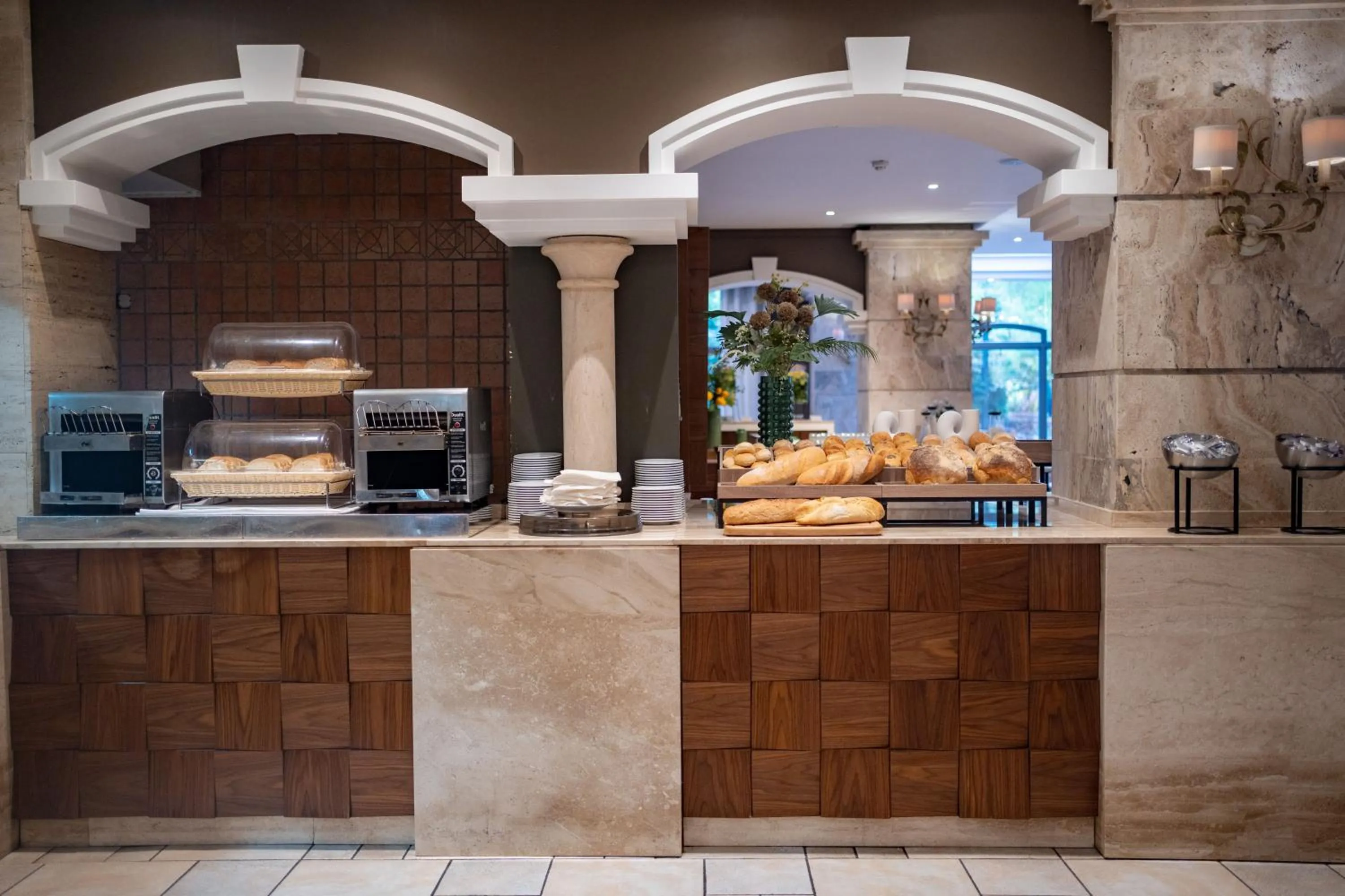 Restaurant/places to eat in Maritim Antonine Hotel & Spa