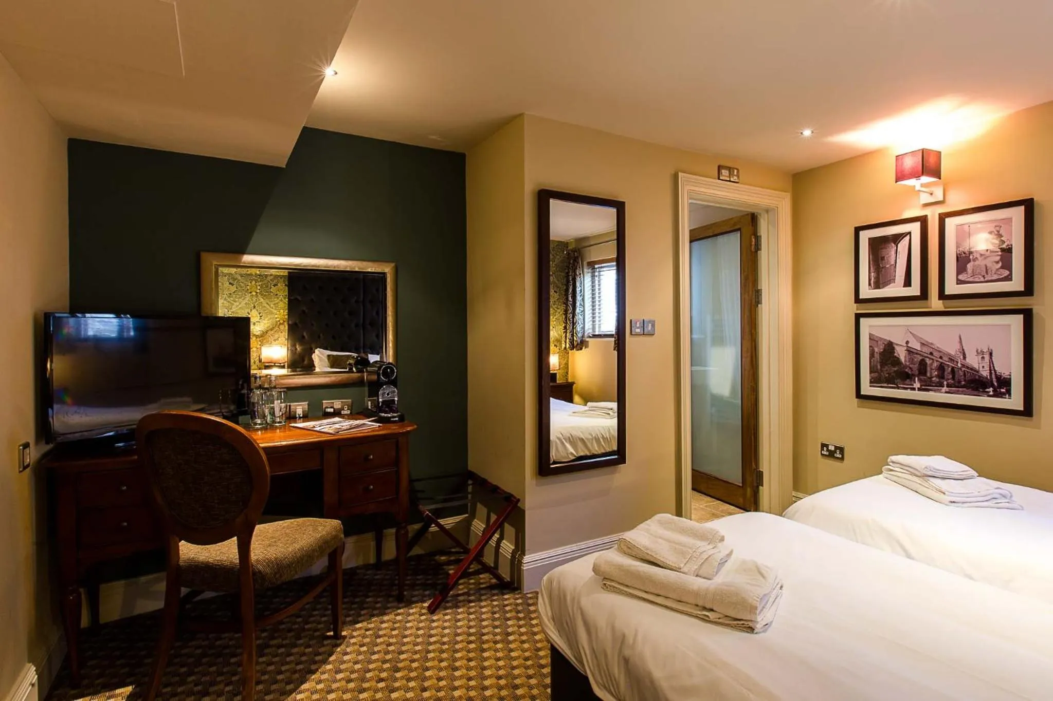 Bedroom, Bed in Maltsters