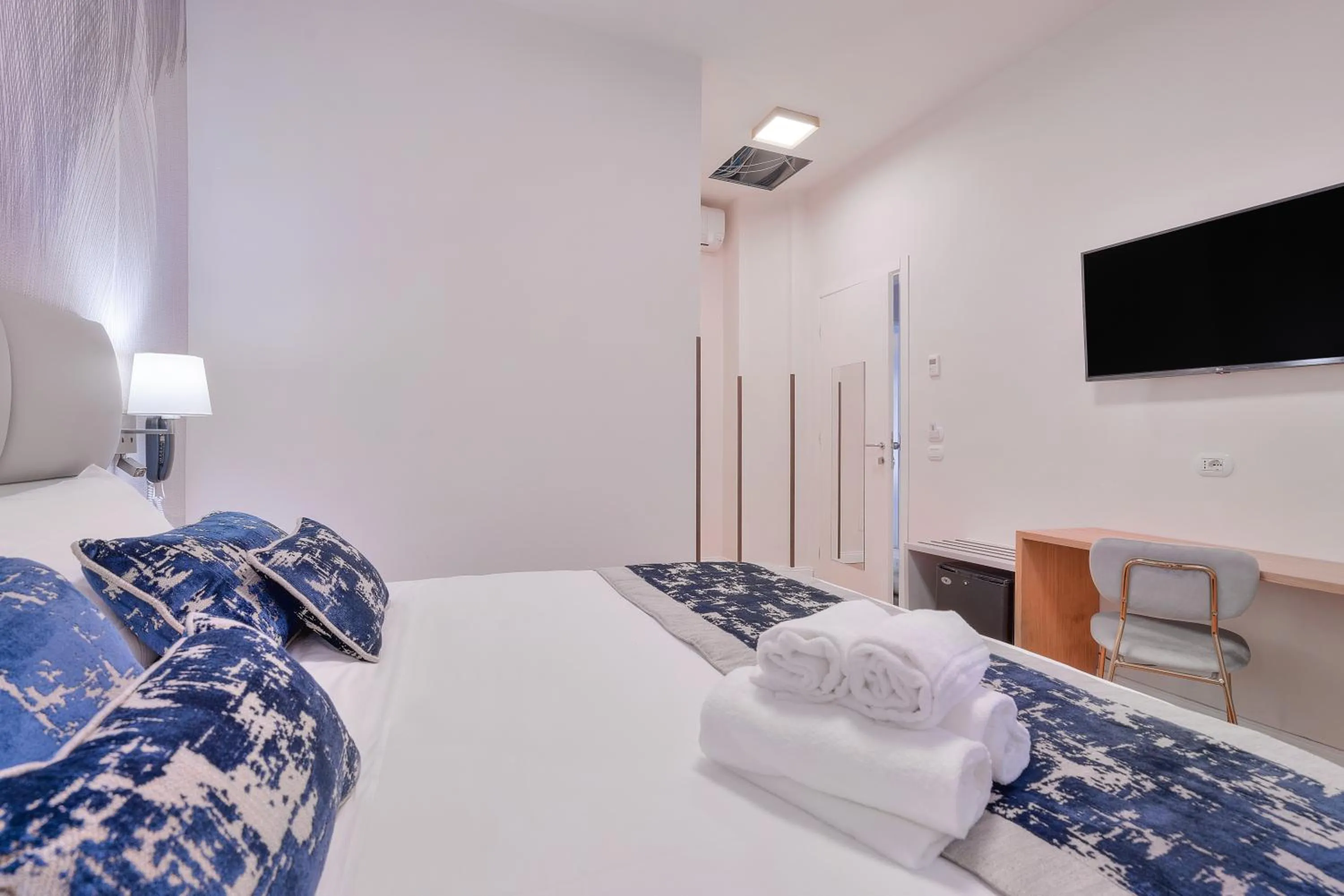 Photo of the whole room, Bed in Hotel Cosmos