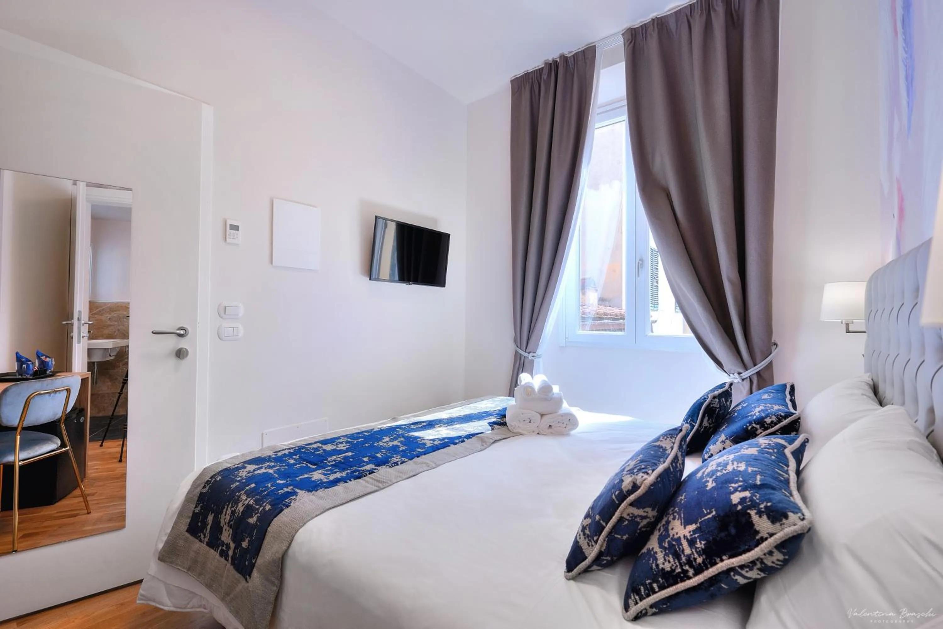 Photo of the whole room, Bed in Hotel Cosmos