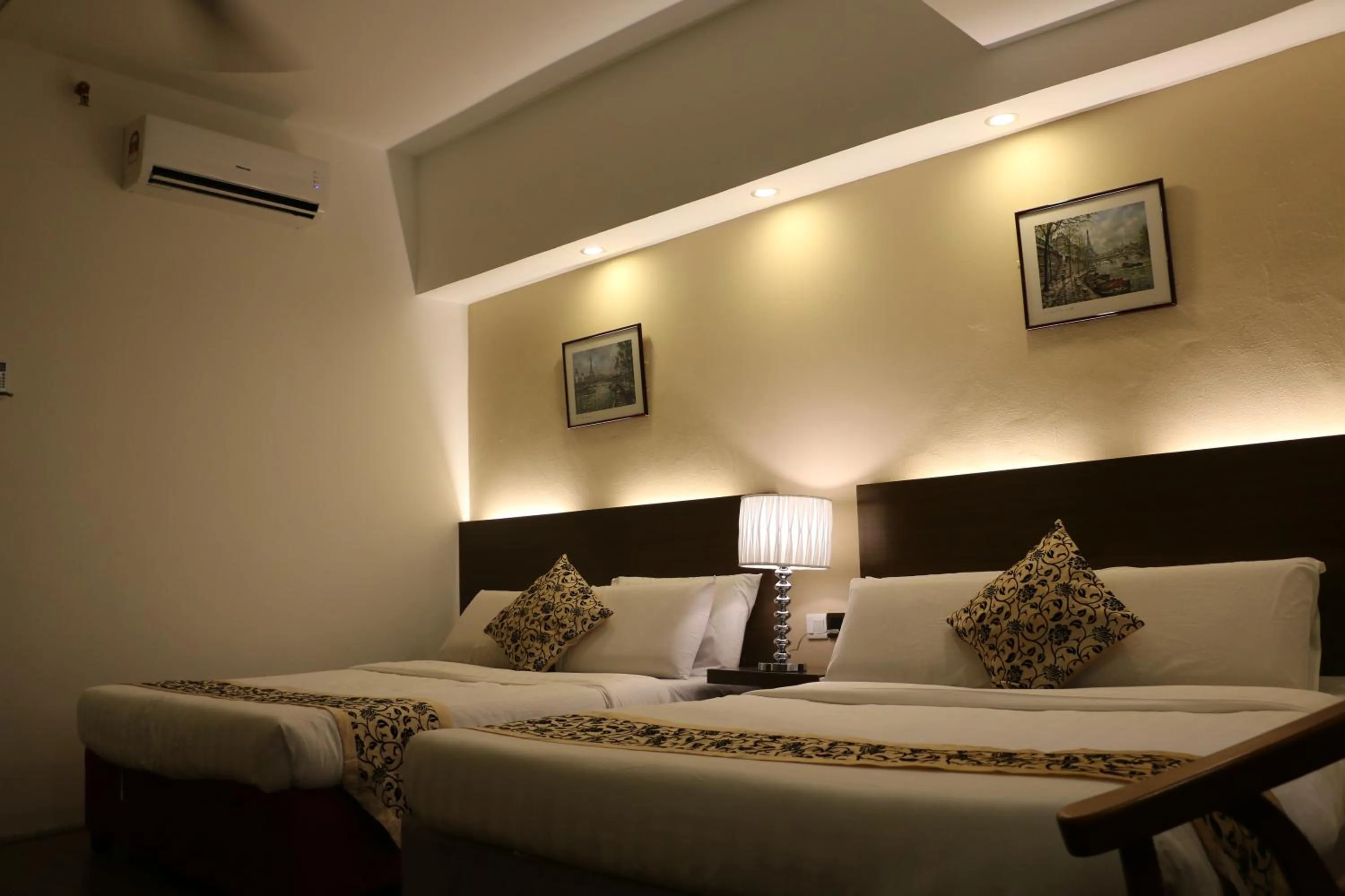 Bedroom, Bed in Eagle Bay Hotel