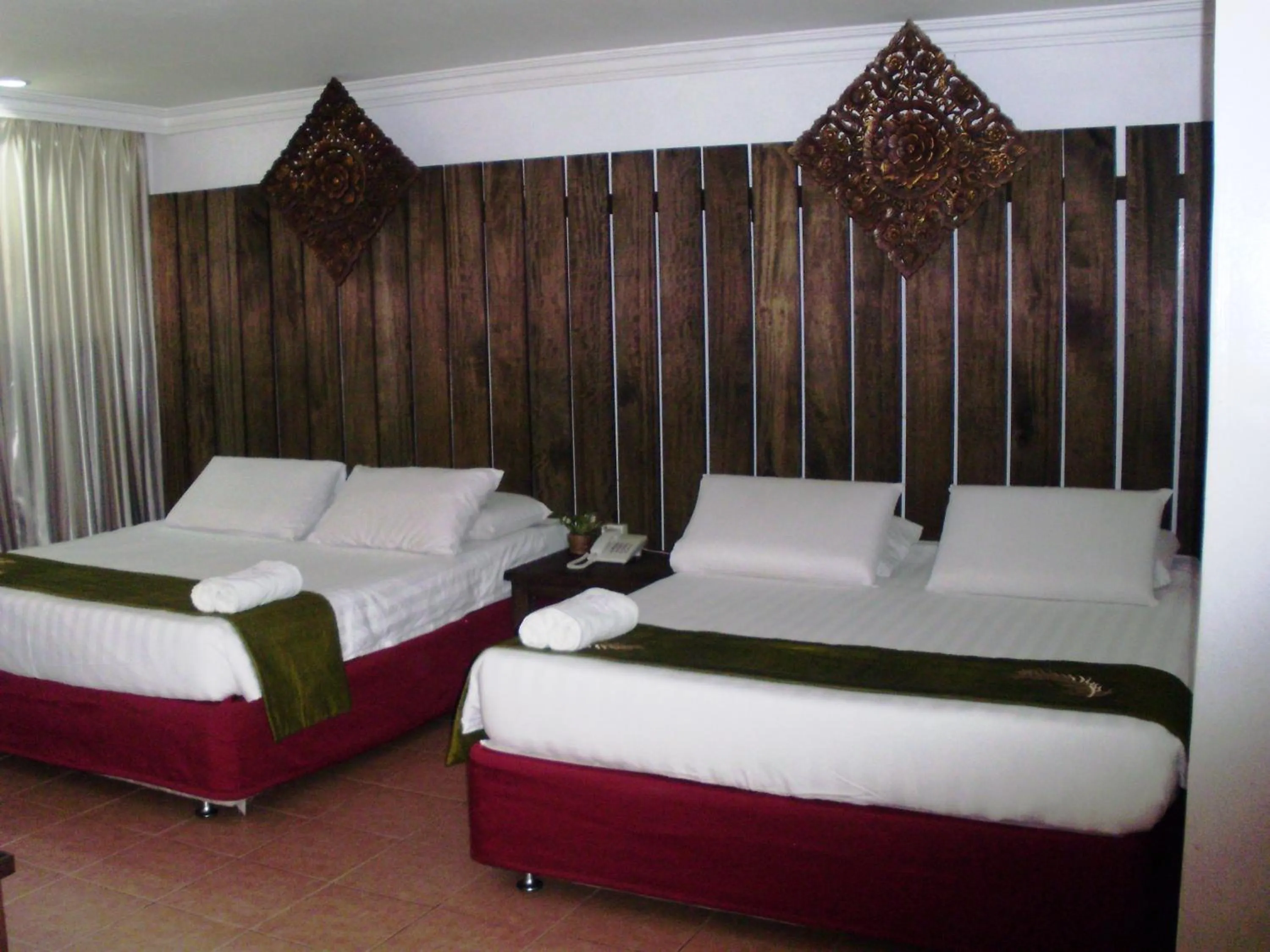 Bedroom, Bed in Eagle Bay Hotel