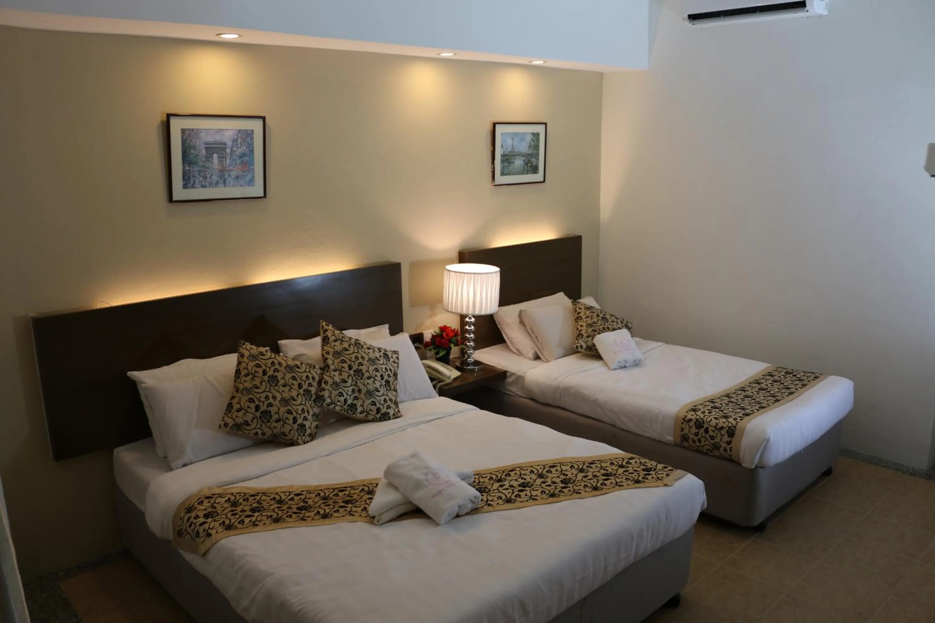 Bedroom, Bed in Eagle Bay Hotel