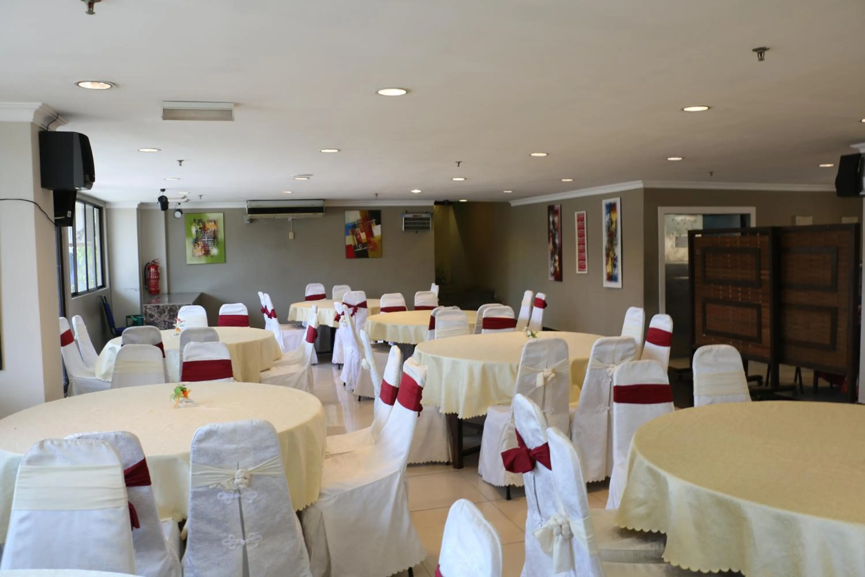Dining area in Eagle Bay Hotel