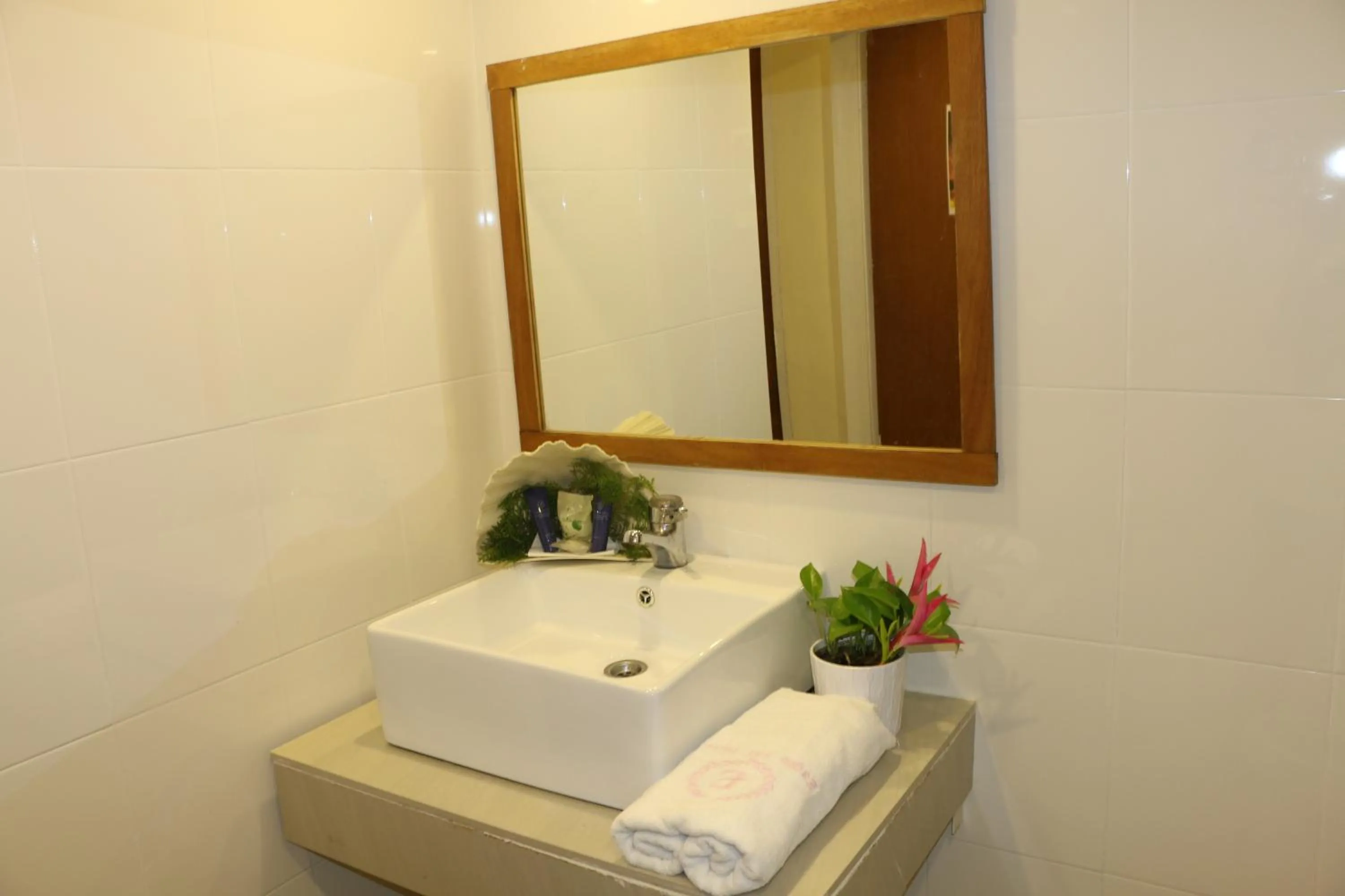 Bedroom in Eagle Bay Hotel