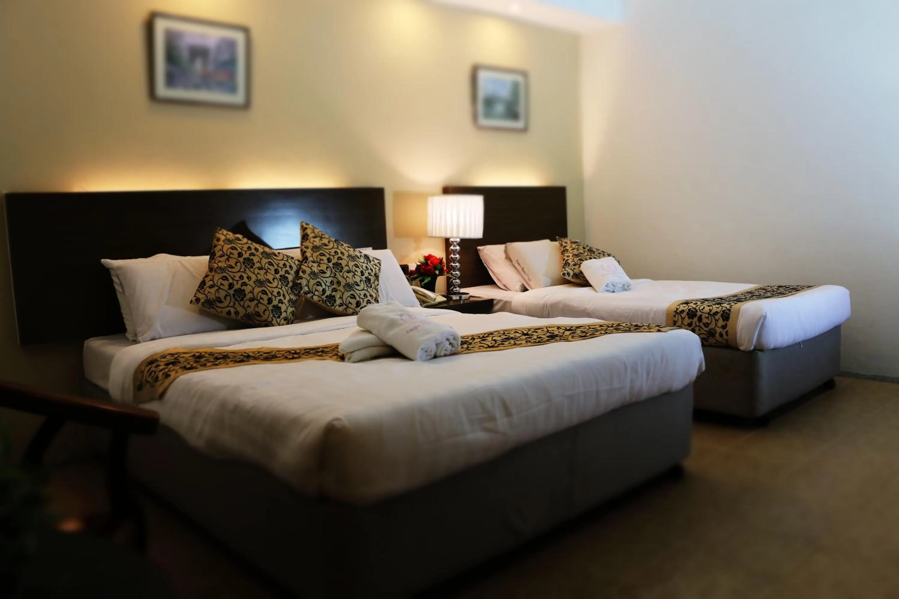 Bedroom, Bed in Eagle Bay Hotel