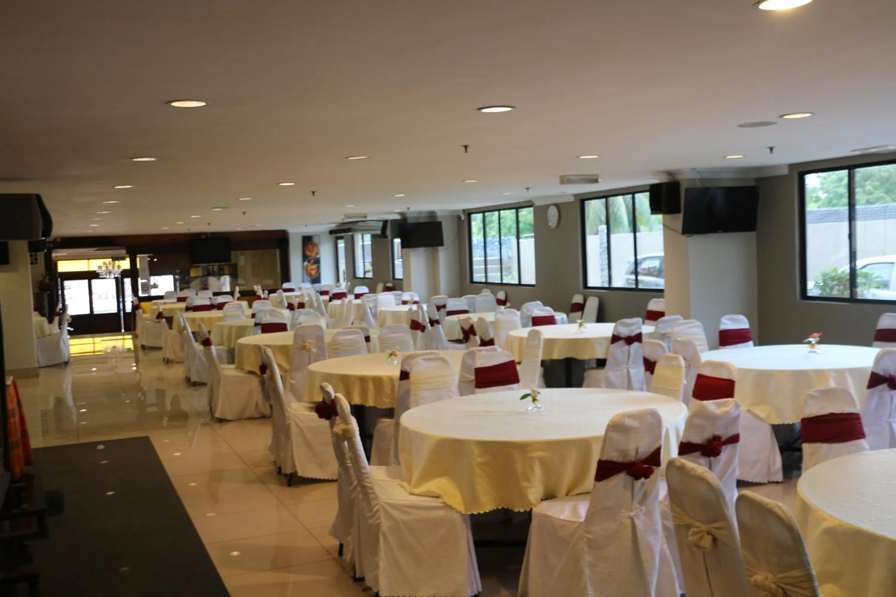 Dining area in Eagle Bay Hotel