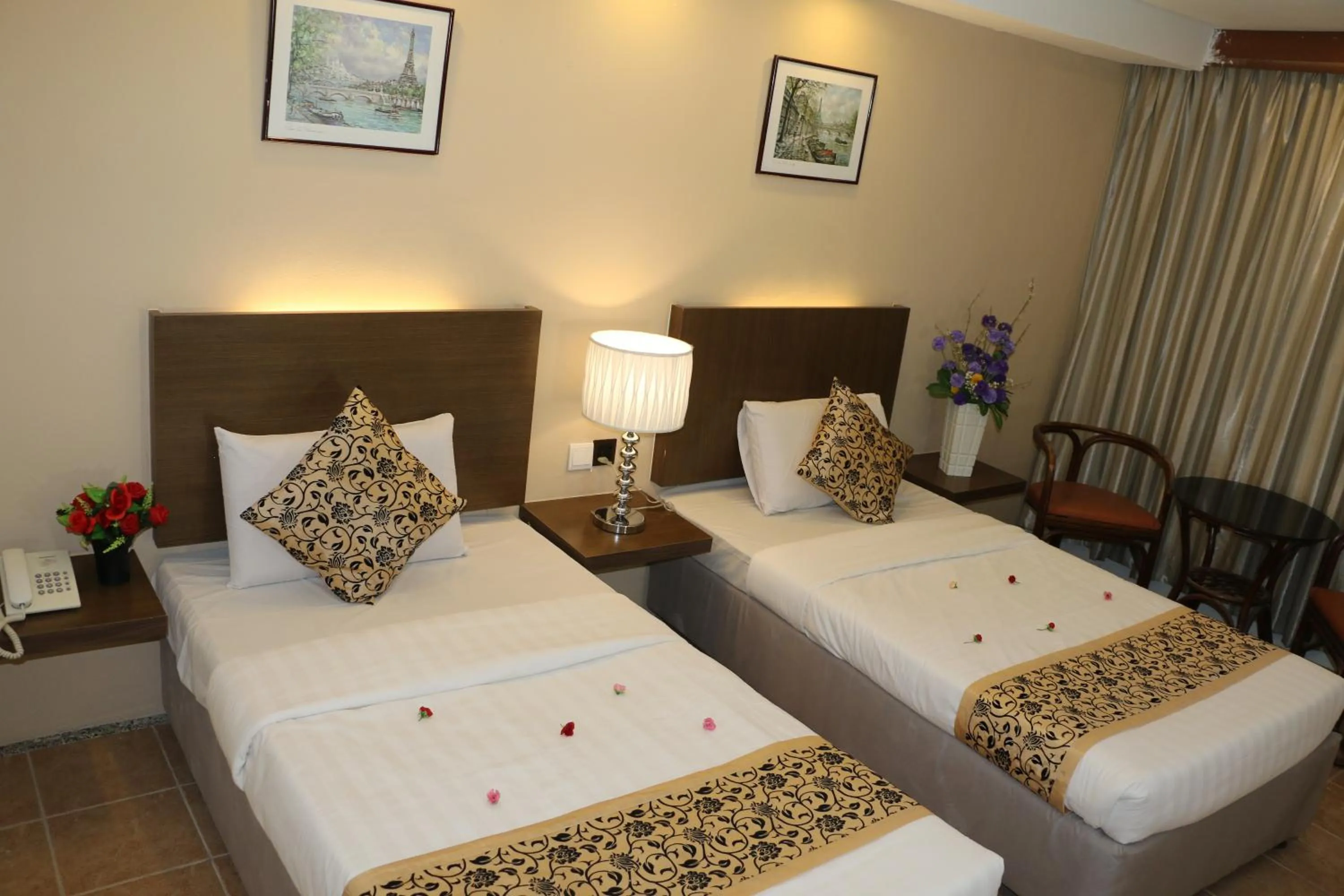 Bedroom, Bed in Eagle Bay Hotel