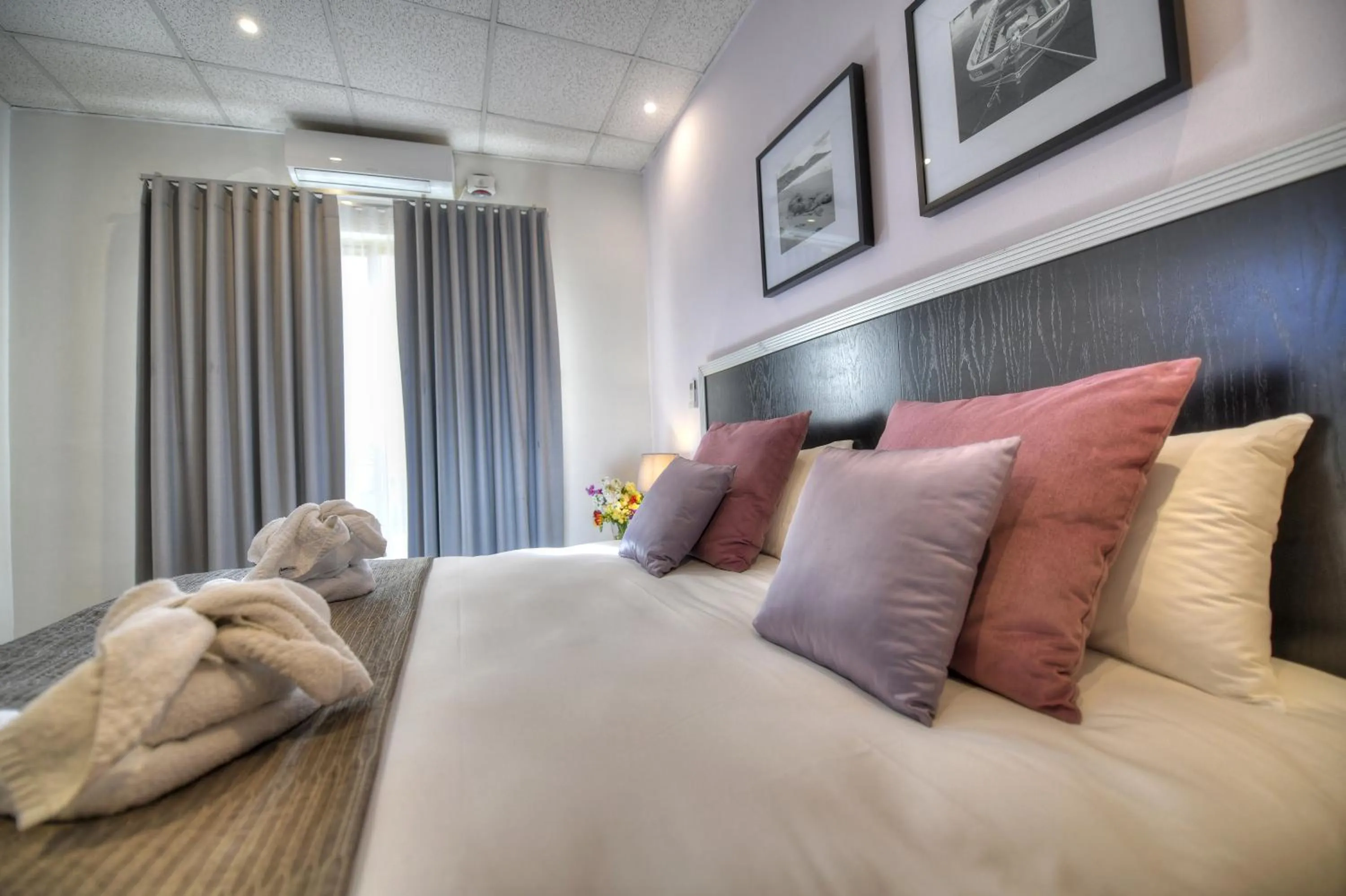 Bedroom, Bed in St. Julian's Bay Hotel