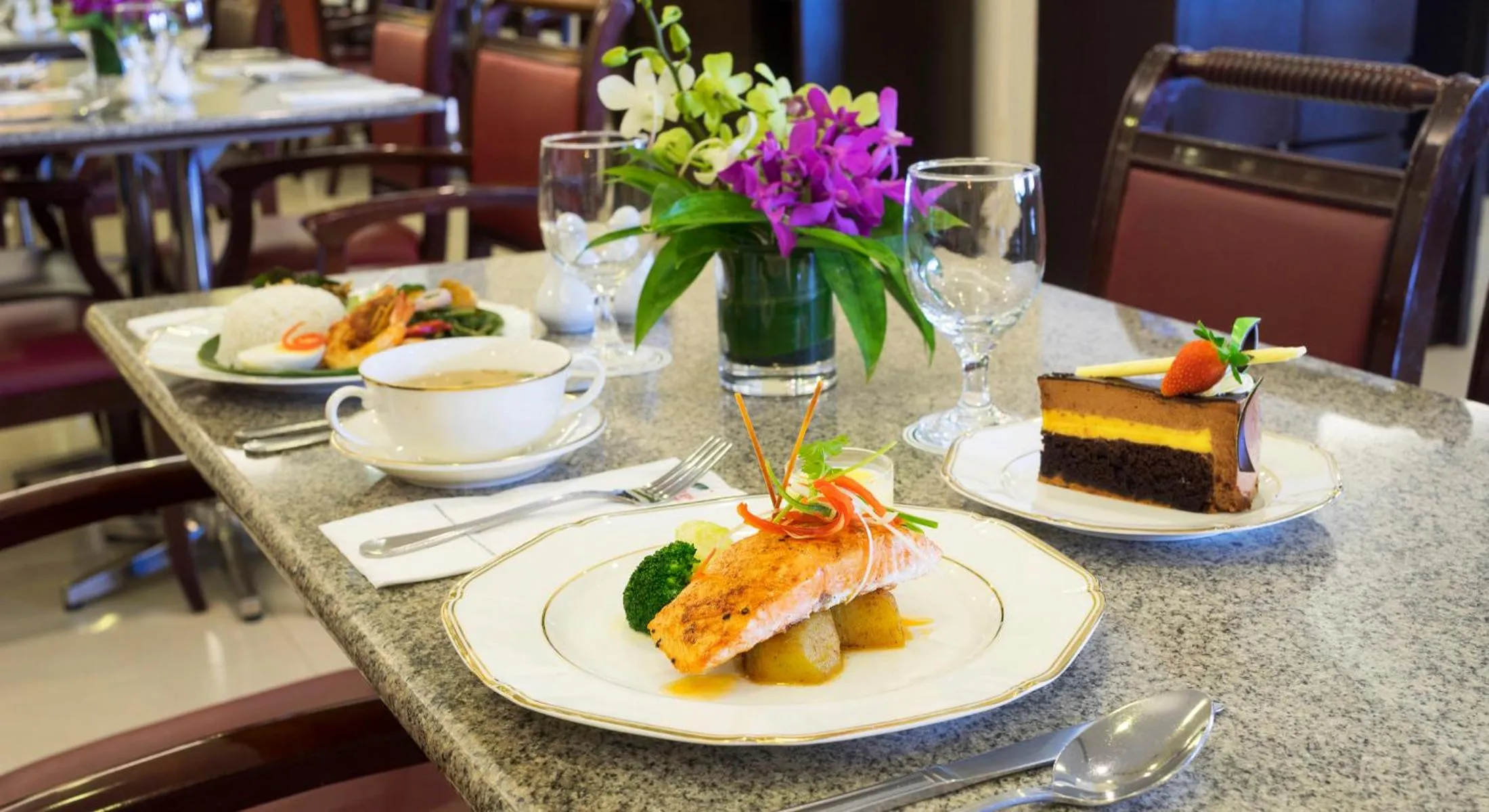 Restaurant/places to eat in Bayview Hotel Langkawi