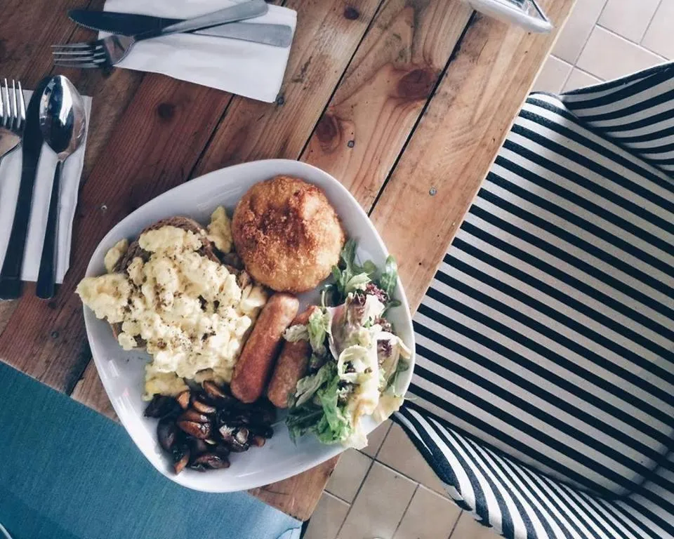 Restaurant/places to eat in Century Bay Private Residences