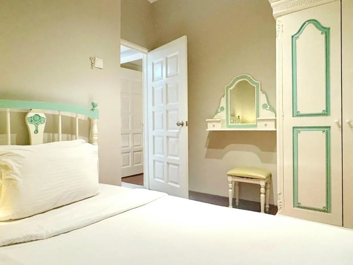 Bedroom, Bed in Century Bay Private Residences