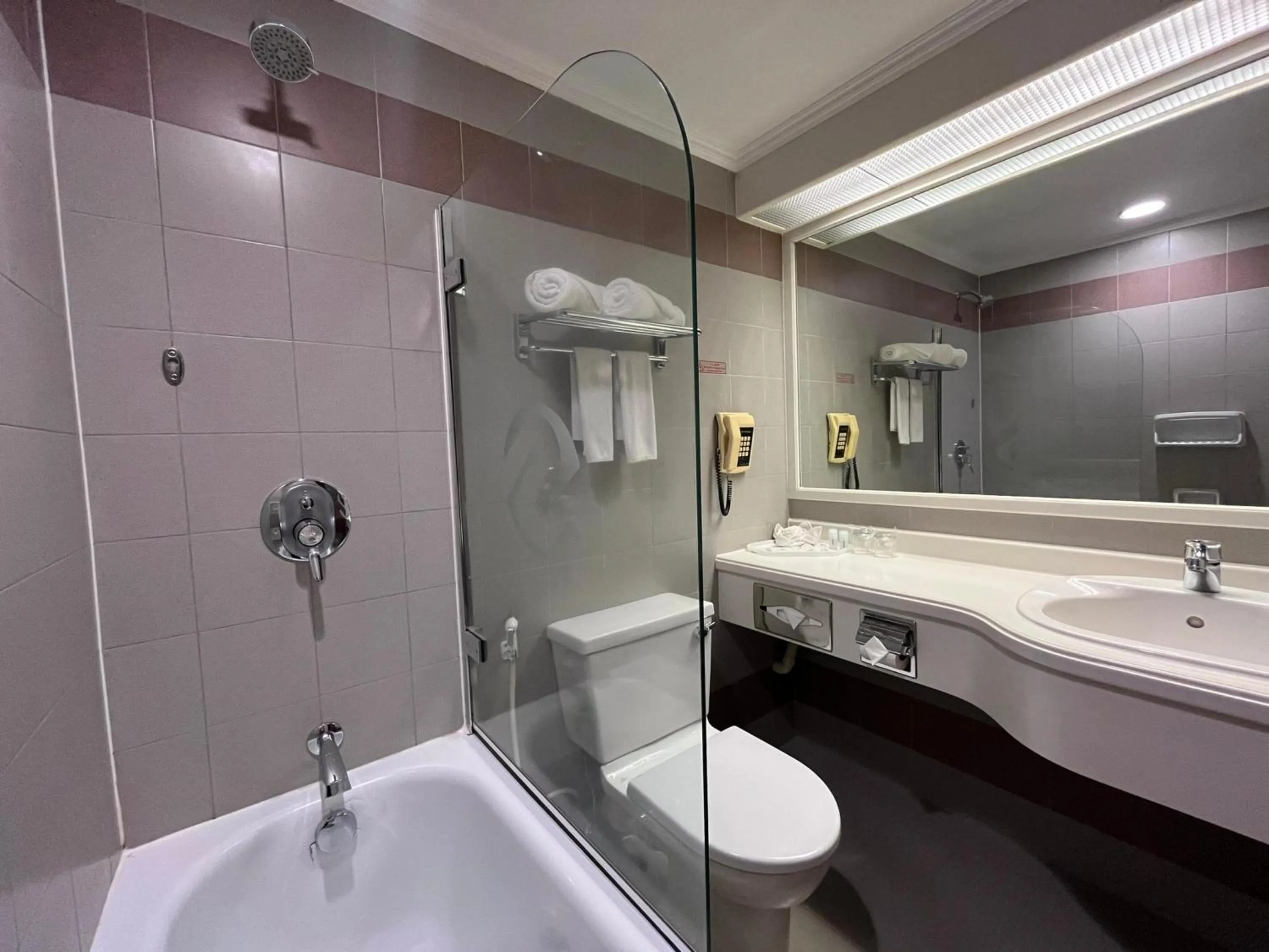 Shower in Hotel Shangri-la Kota Kinabalu