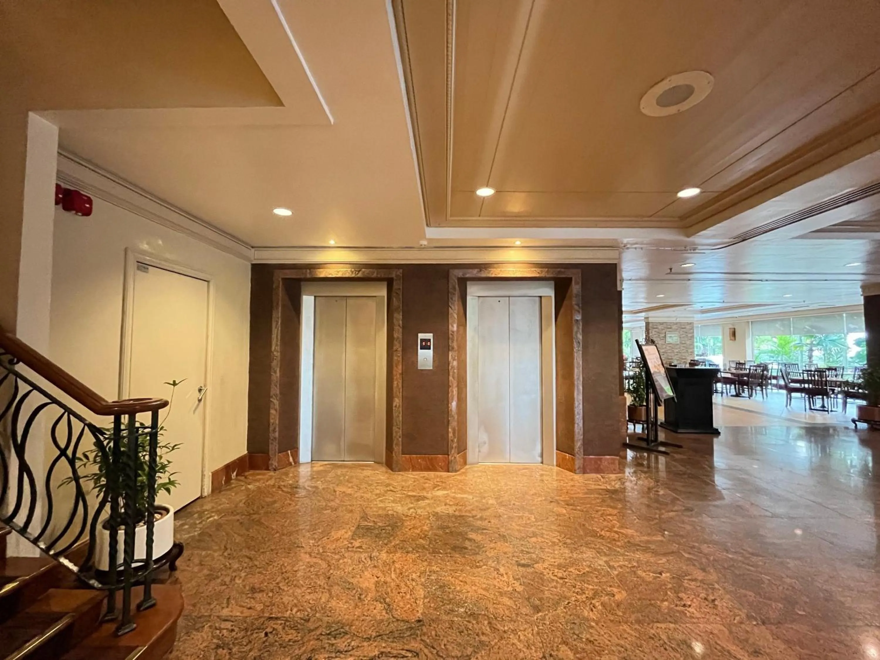 elevator in Hotel Shangri-la Kota Kinabalu