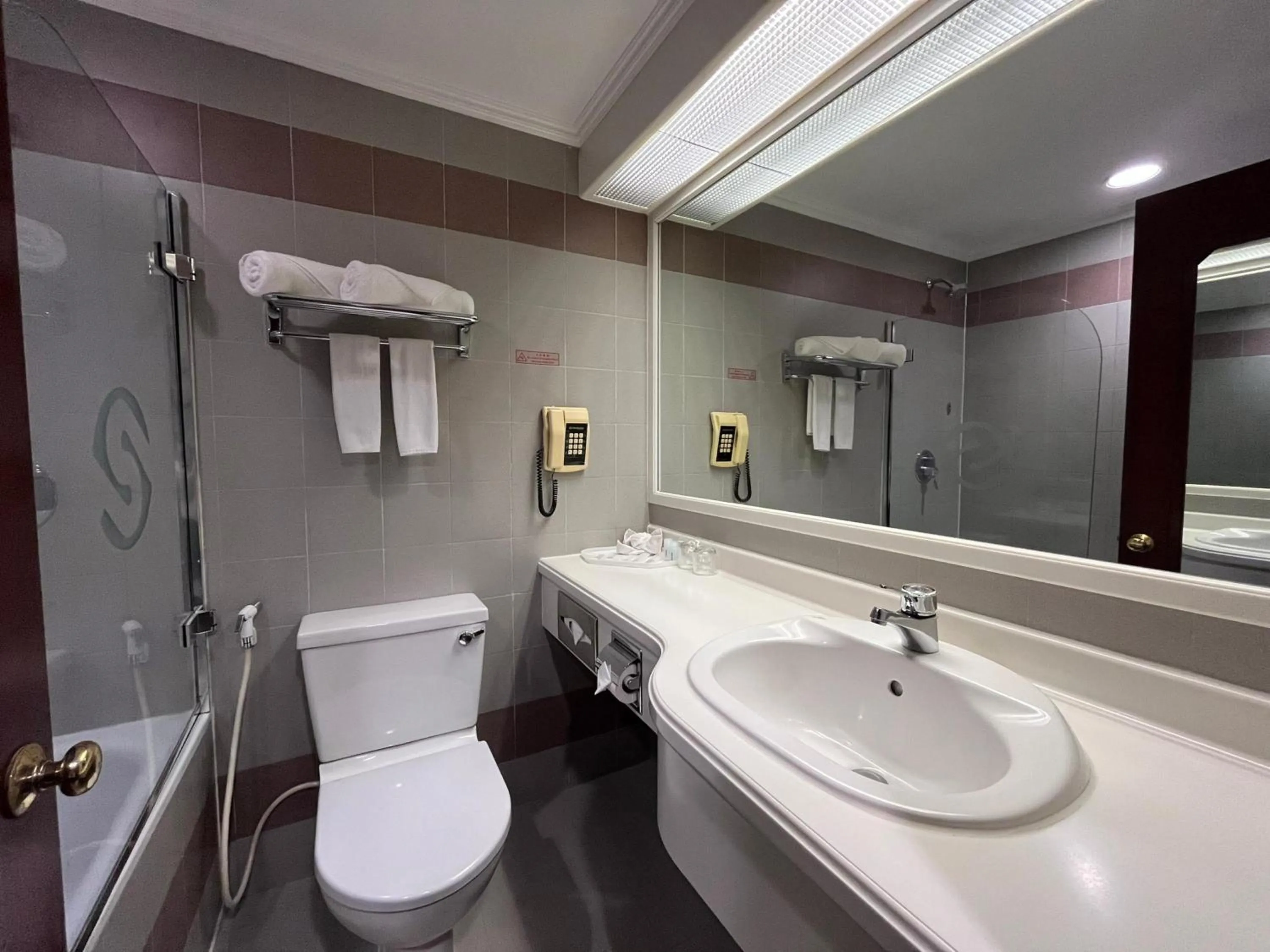 Shower in Hotel Shangri-la Kota Kinabalu