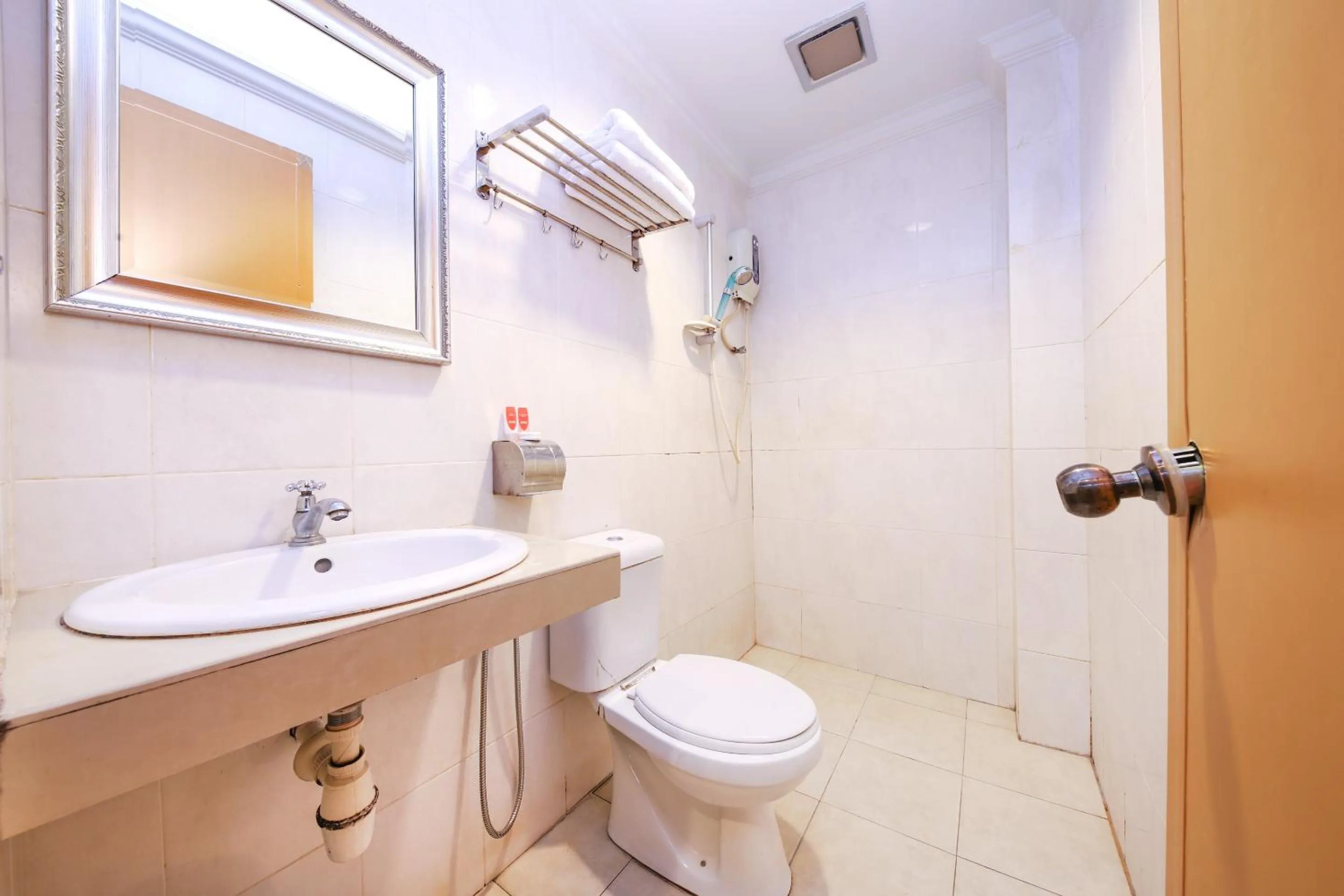 Bathroom in OYO 761 City Hotel