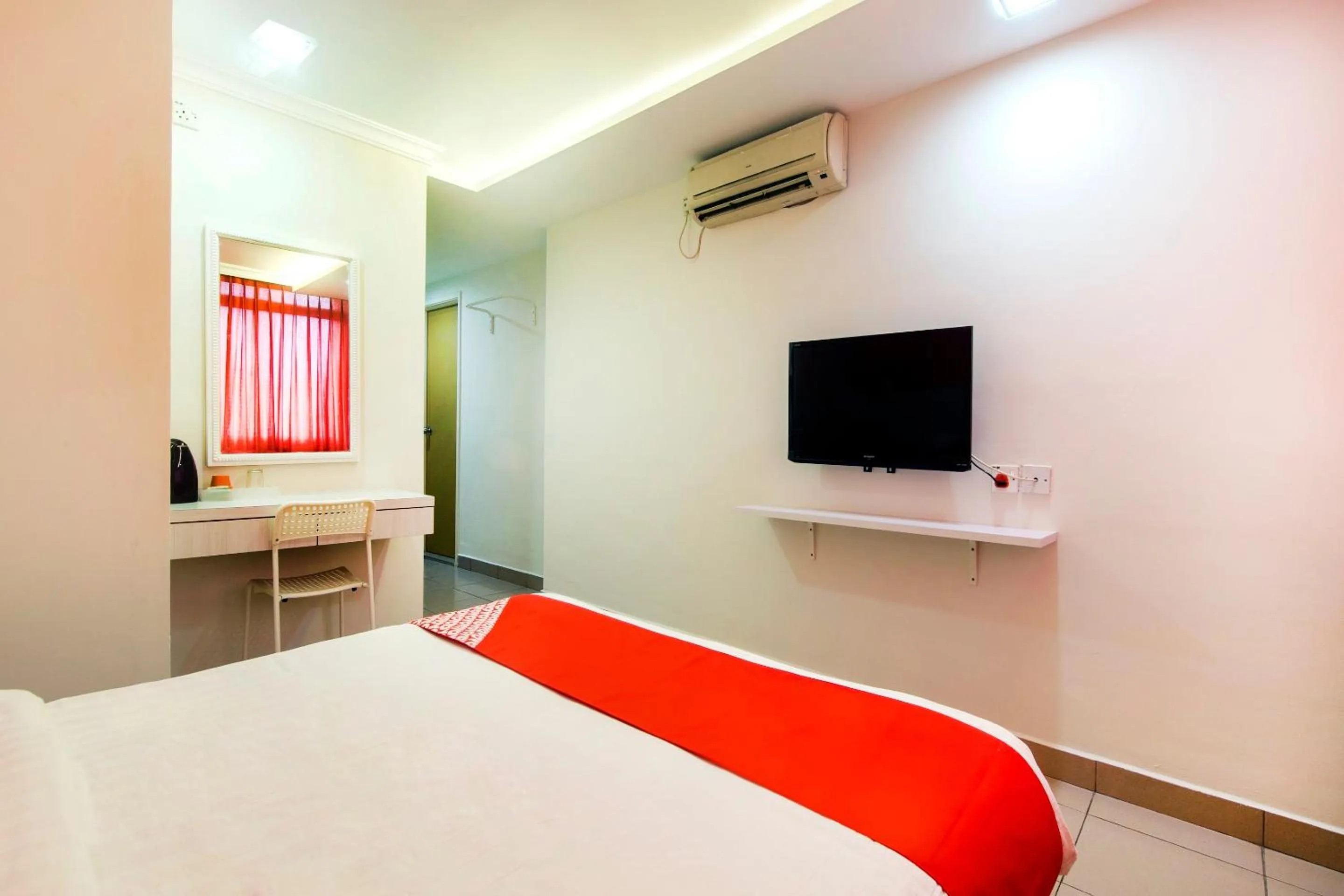 Bedroom, Bed in OYO 761 City Hotel