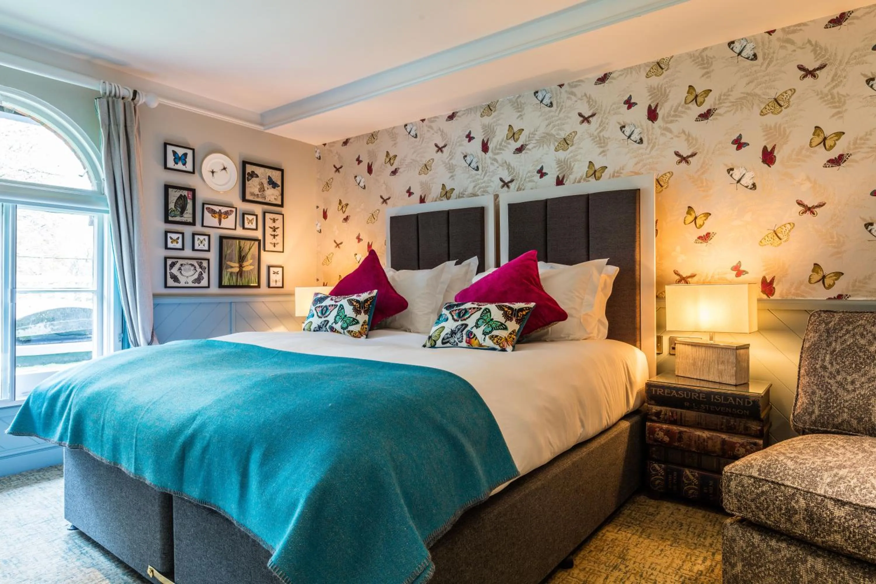 Photo of the whole room, Bed in Hand and Spear