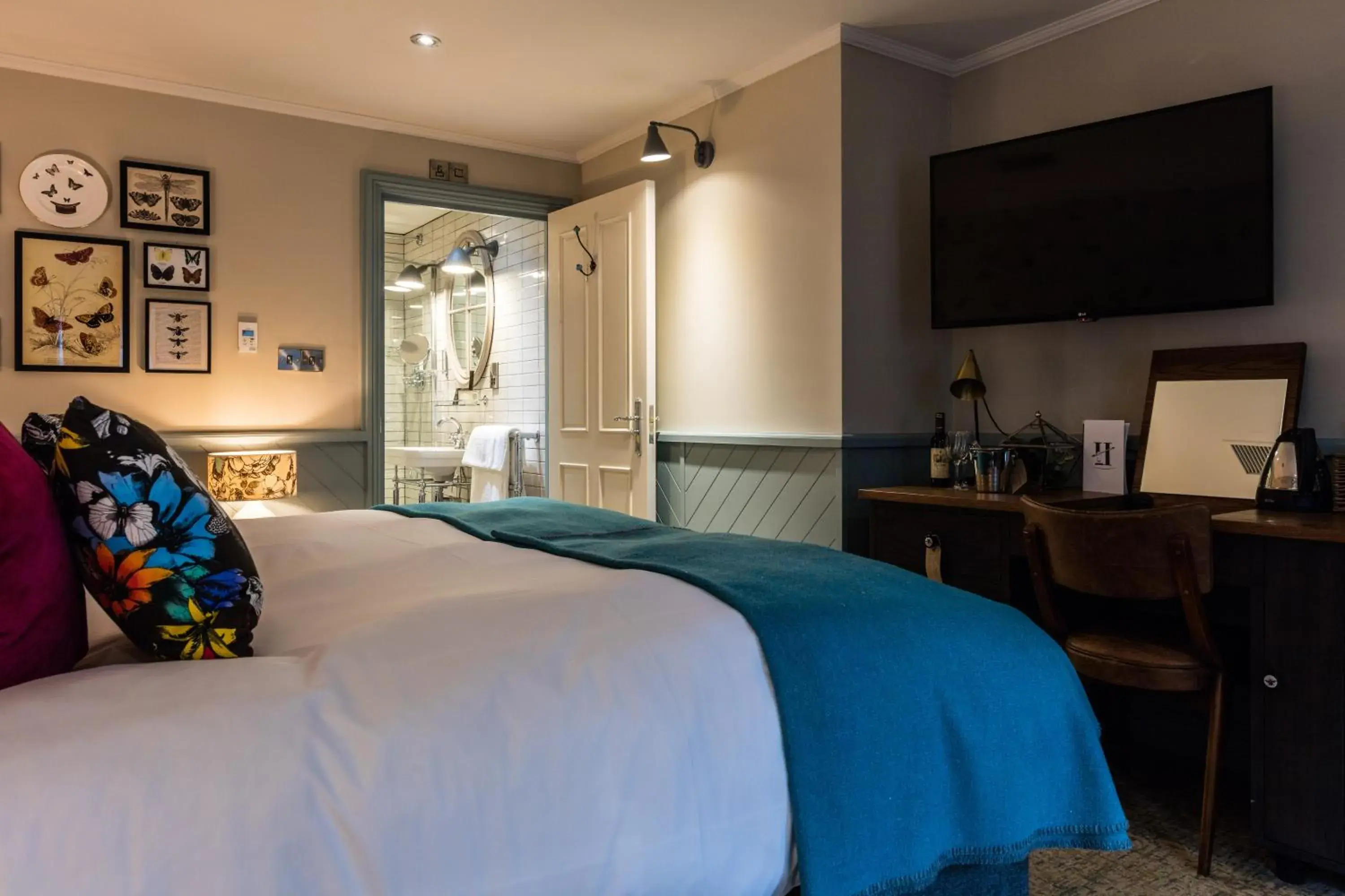 Photo of the whole room, Bed in Hand and Spear Photo of the whole room, Bed in Hand and Spear