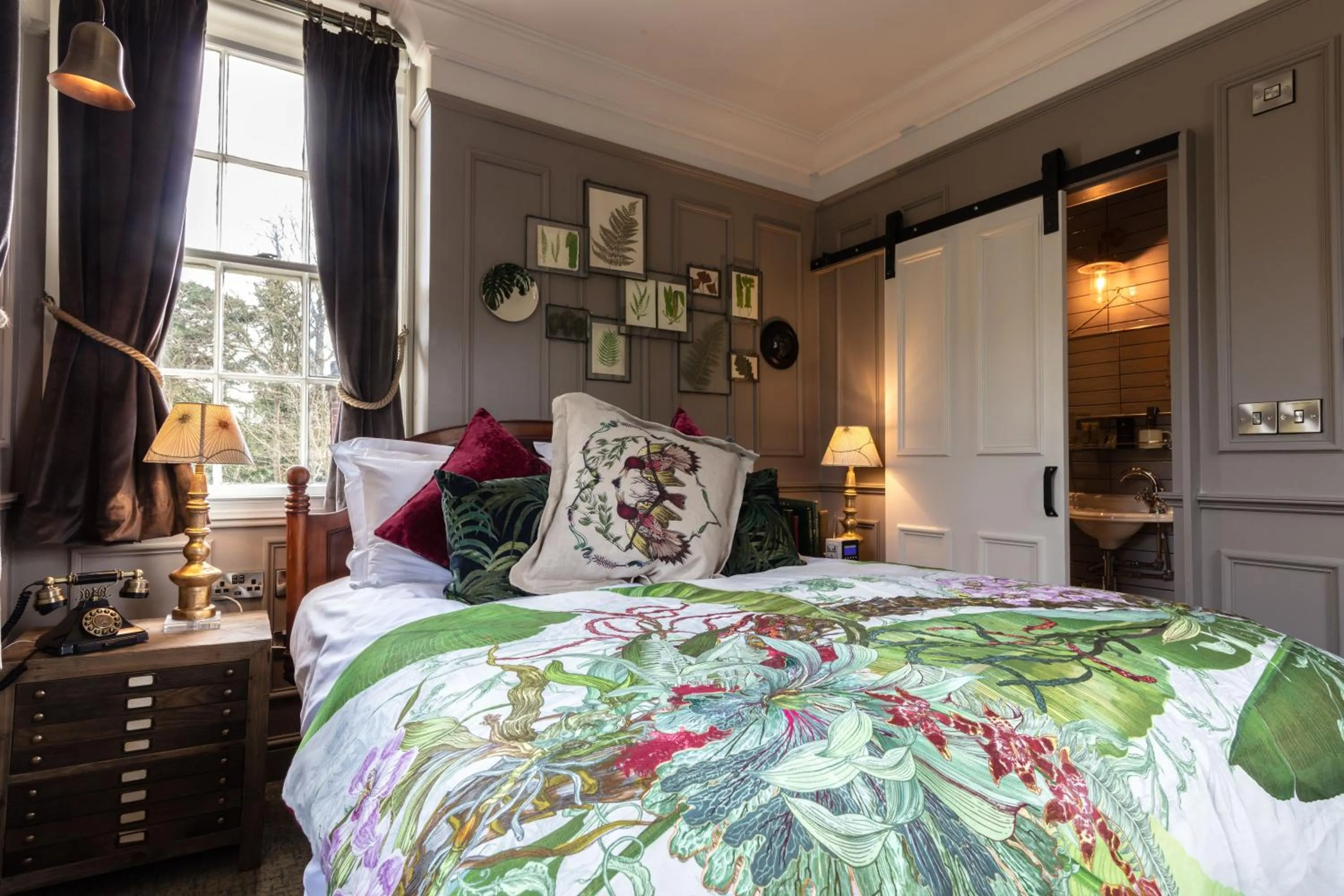 Photo of the whole room, Bed in Hand and Spear