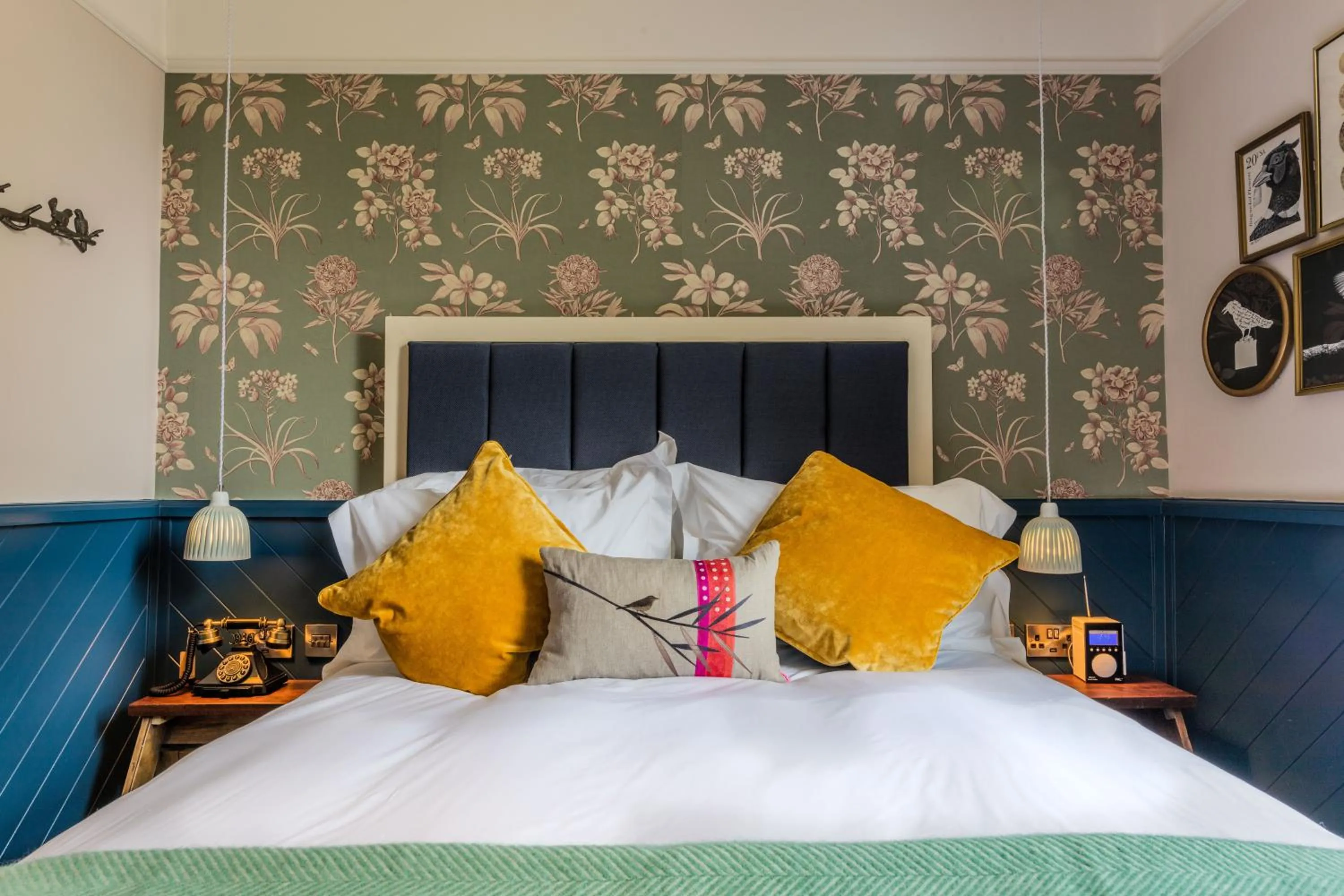 Photo of the whole room, Bed in Hand and Spear