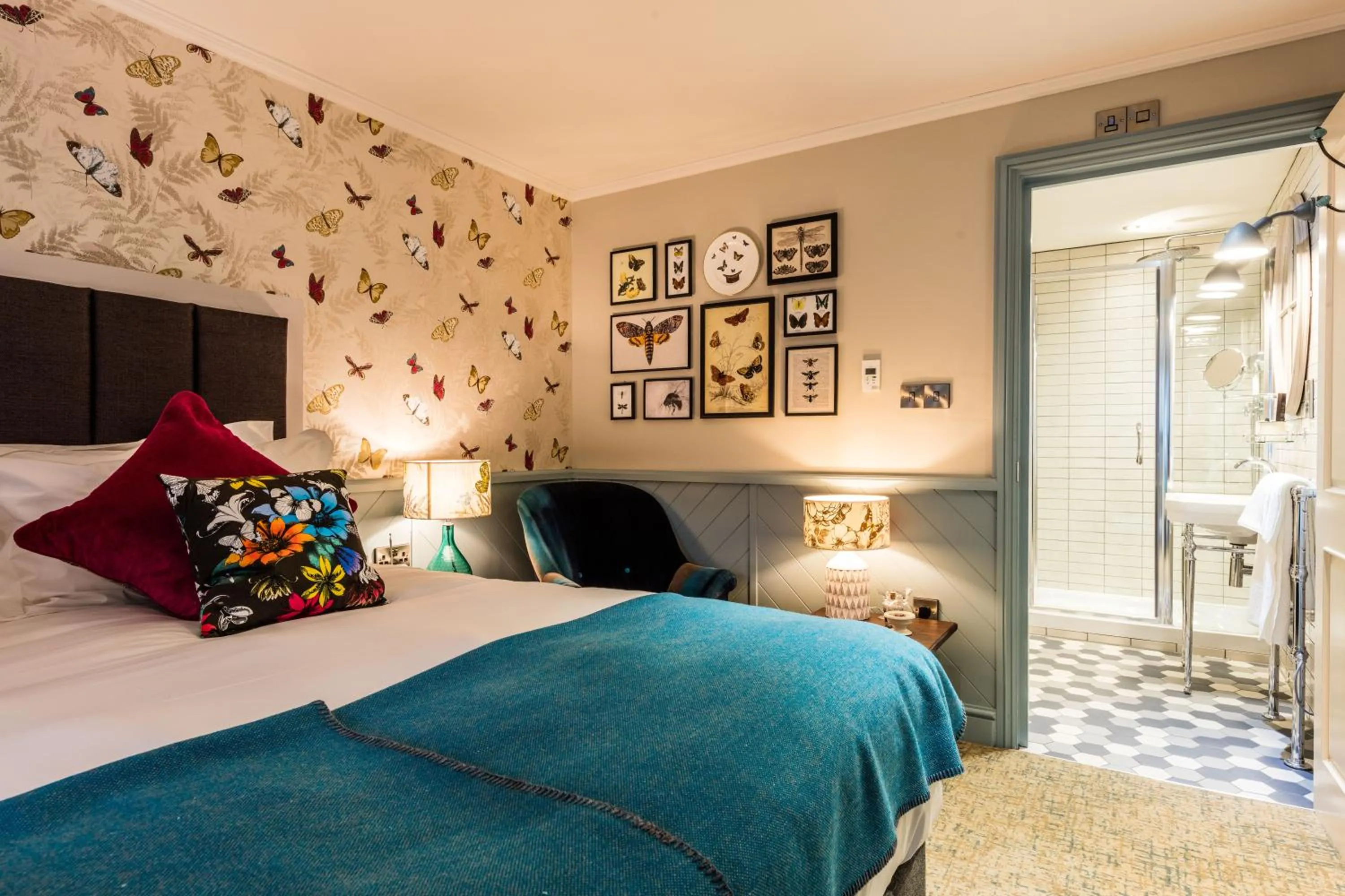 Photo of the whole room, Bed in Hand and Spear