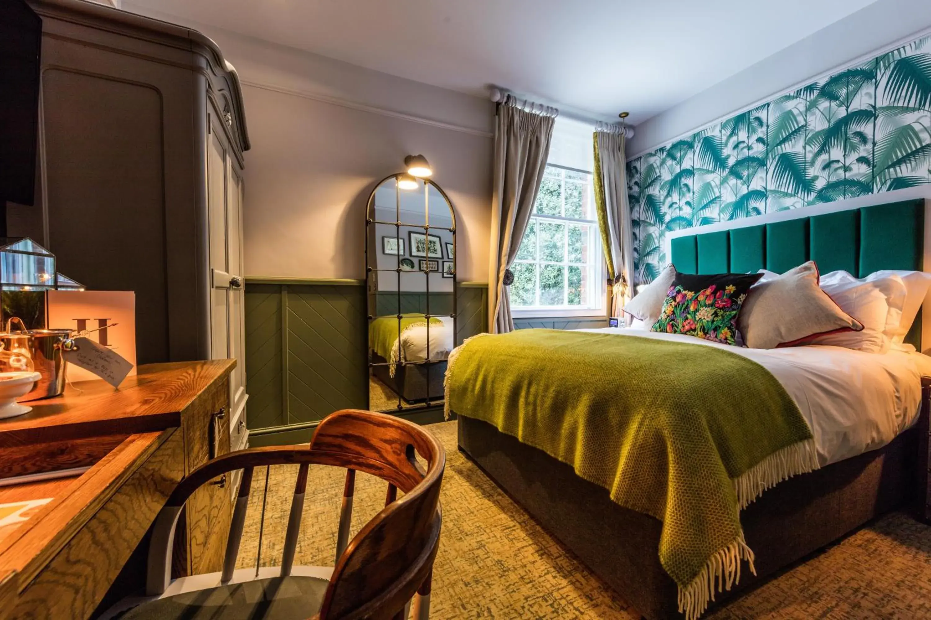 Photo of the whole room, Bed in Hand and Spear Photo of the whole room, Bed in Hand and Spear