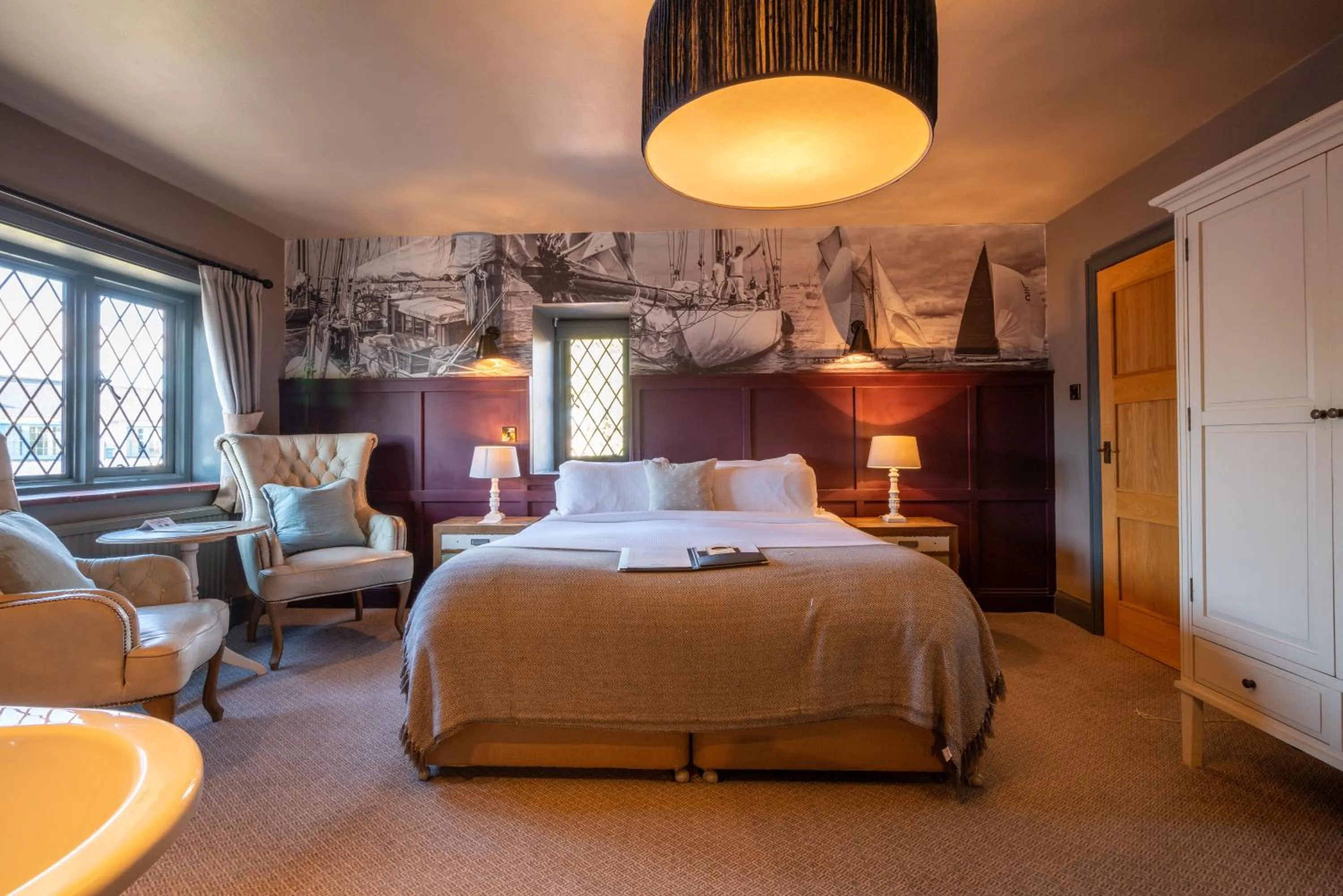 Photo of the whole room, Bed in The Mayflower