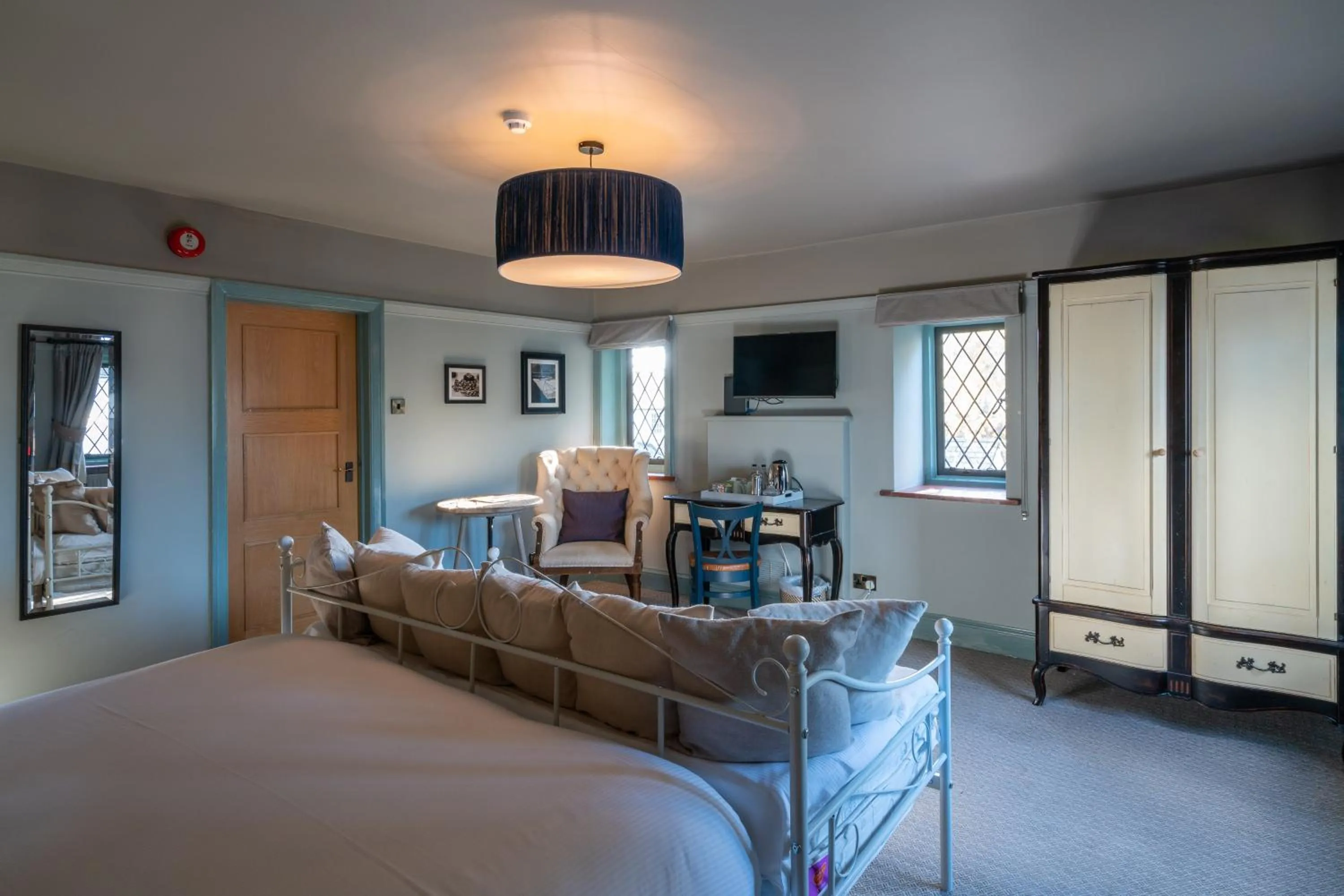 Photo of the whole room, Bed in The Mayflower