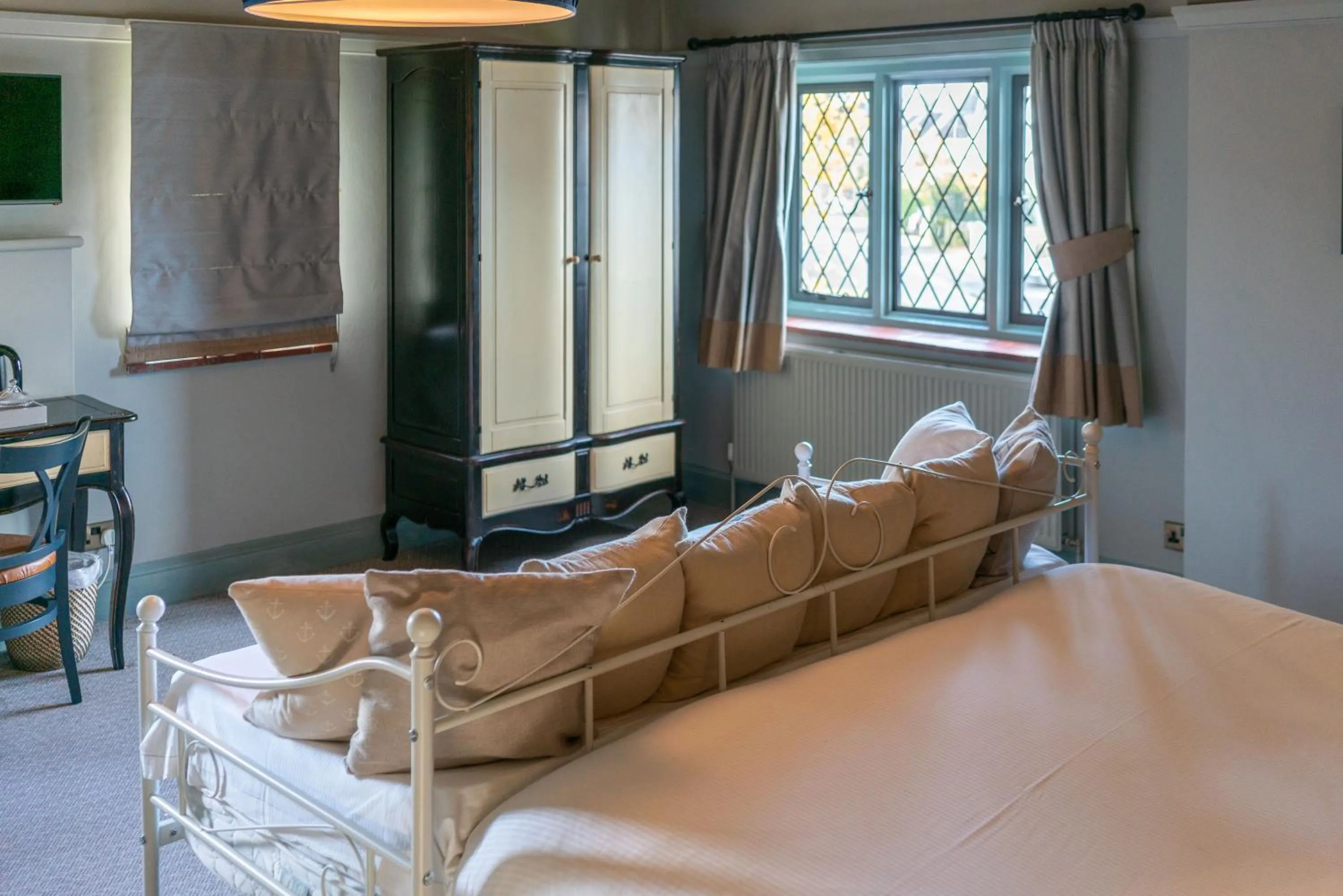 Photo of the whole room, Bed in The Mayflower