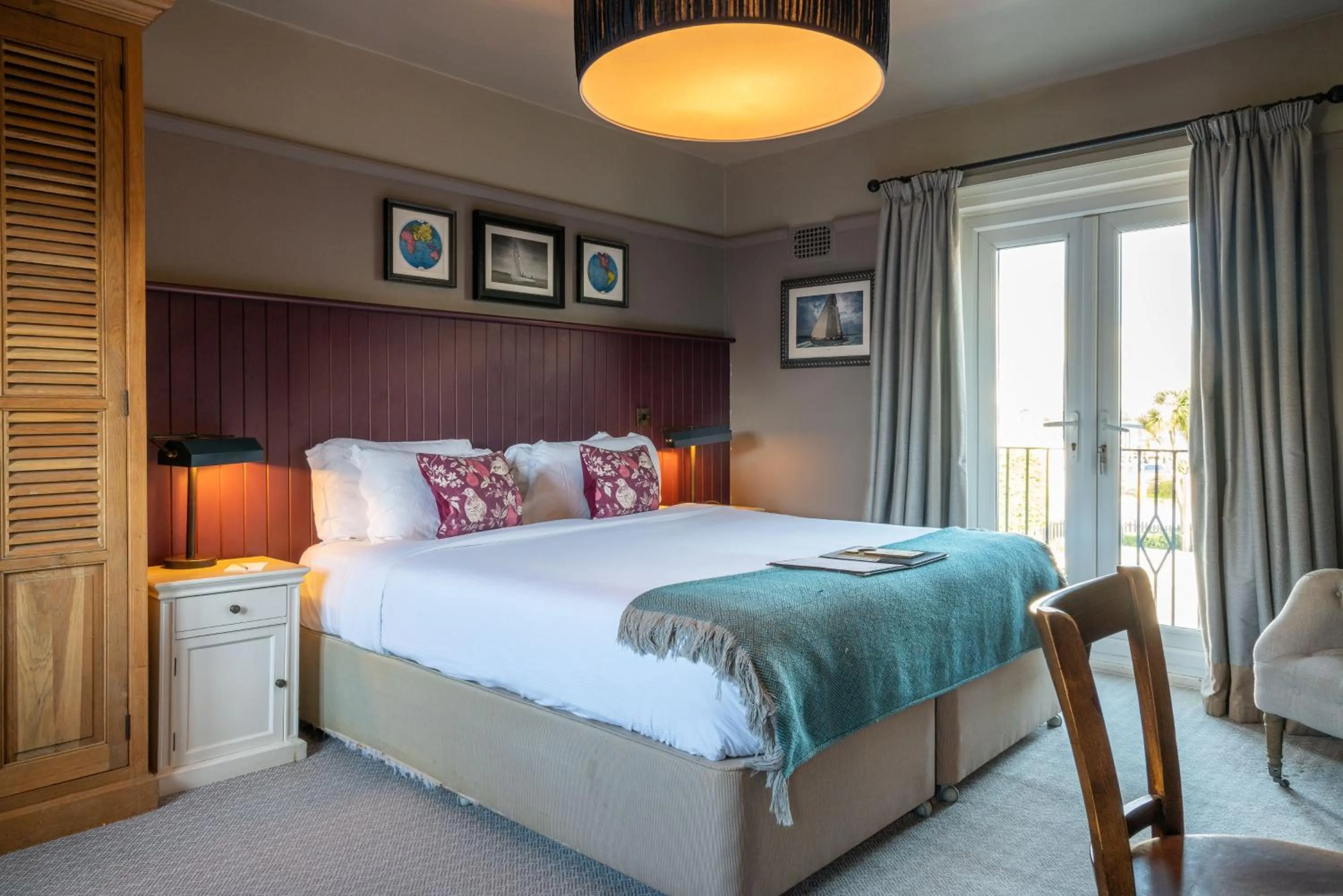 Photo of the whole room, Bed in The Mayflower