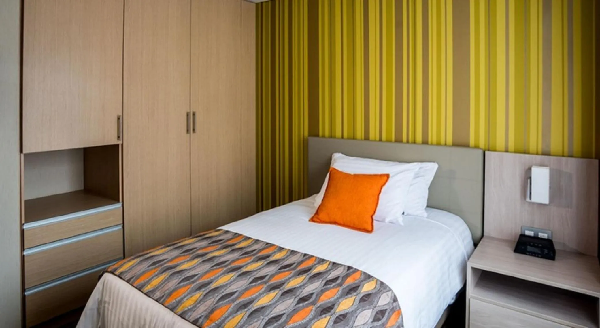 Bedroom, Bed in Hotel Plaza Suites