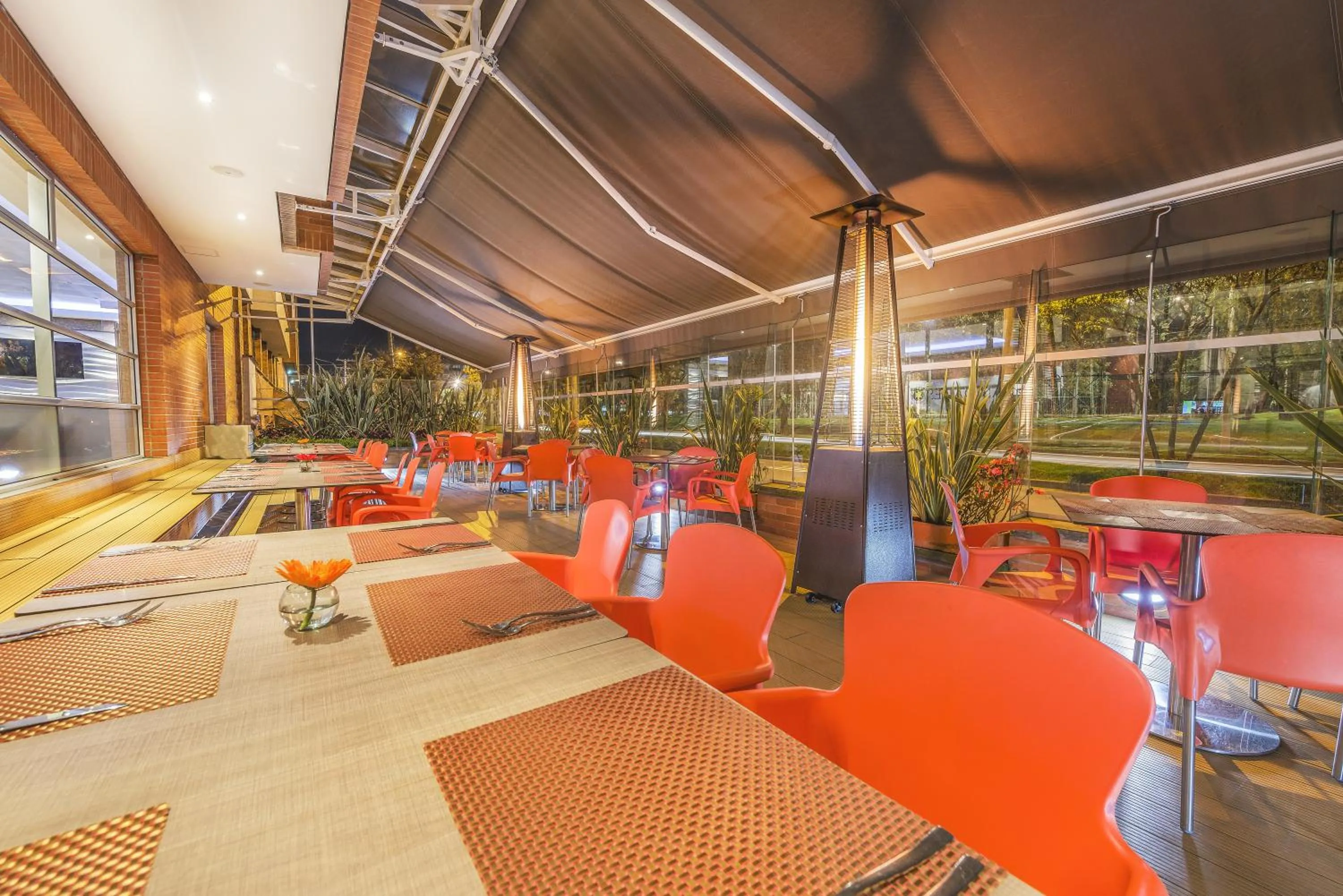 Restaurant/places to eat in Hotel Plaza Suites