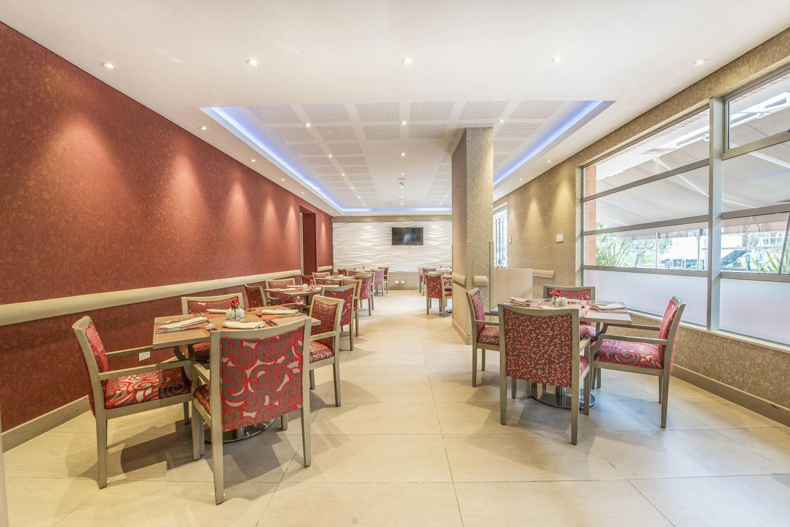 Restaurant/places to eat in Hotel Plaza Suites