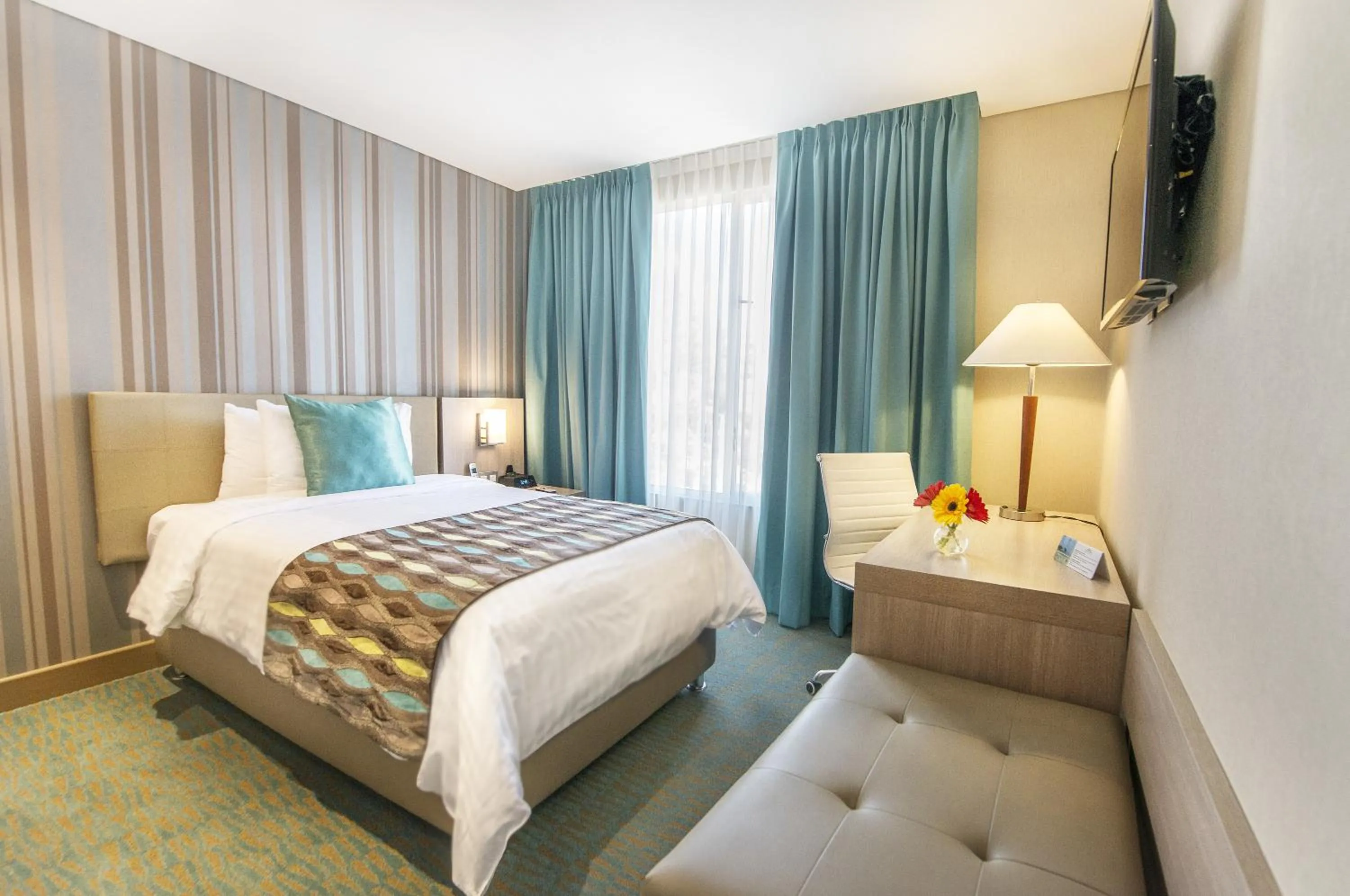 Bedroom, Bed in Hotel Plaza Suites