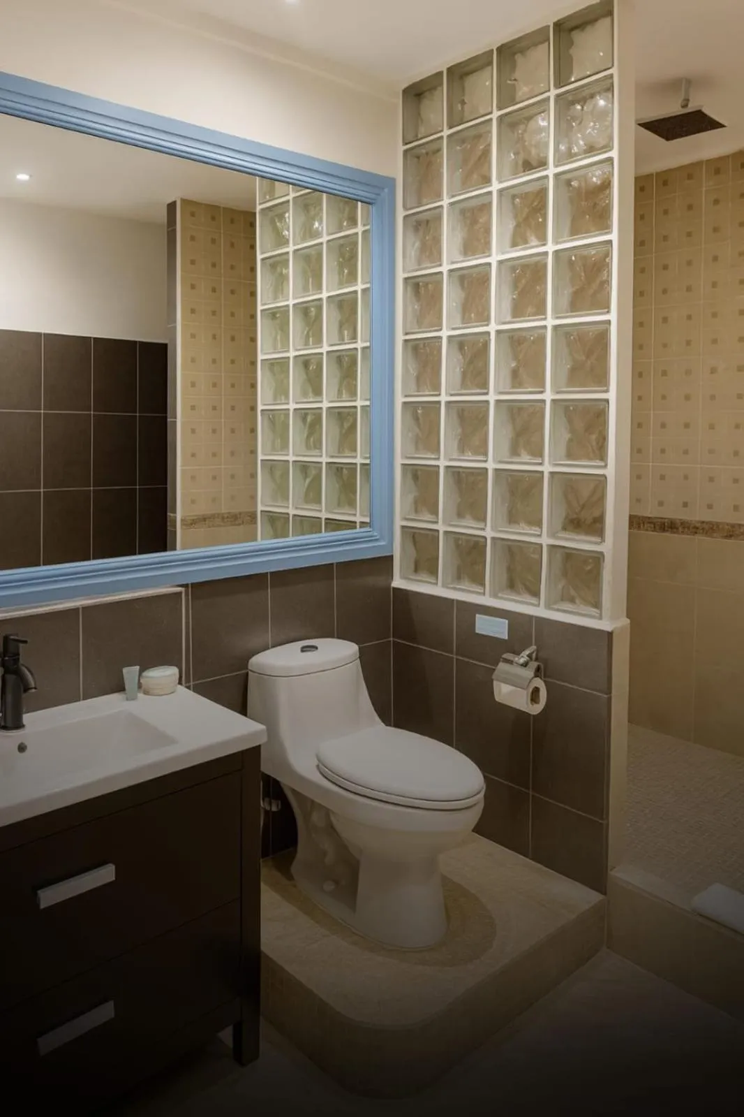 Shower in CLUB IBIZA - Party Hotel & Beach Club