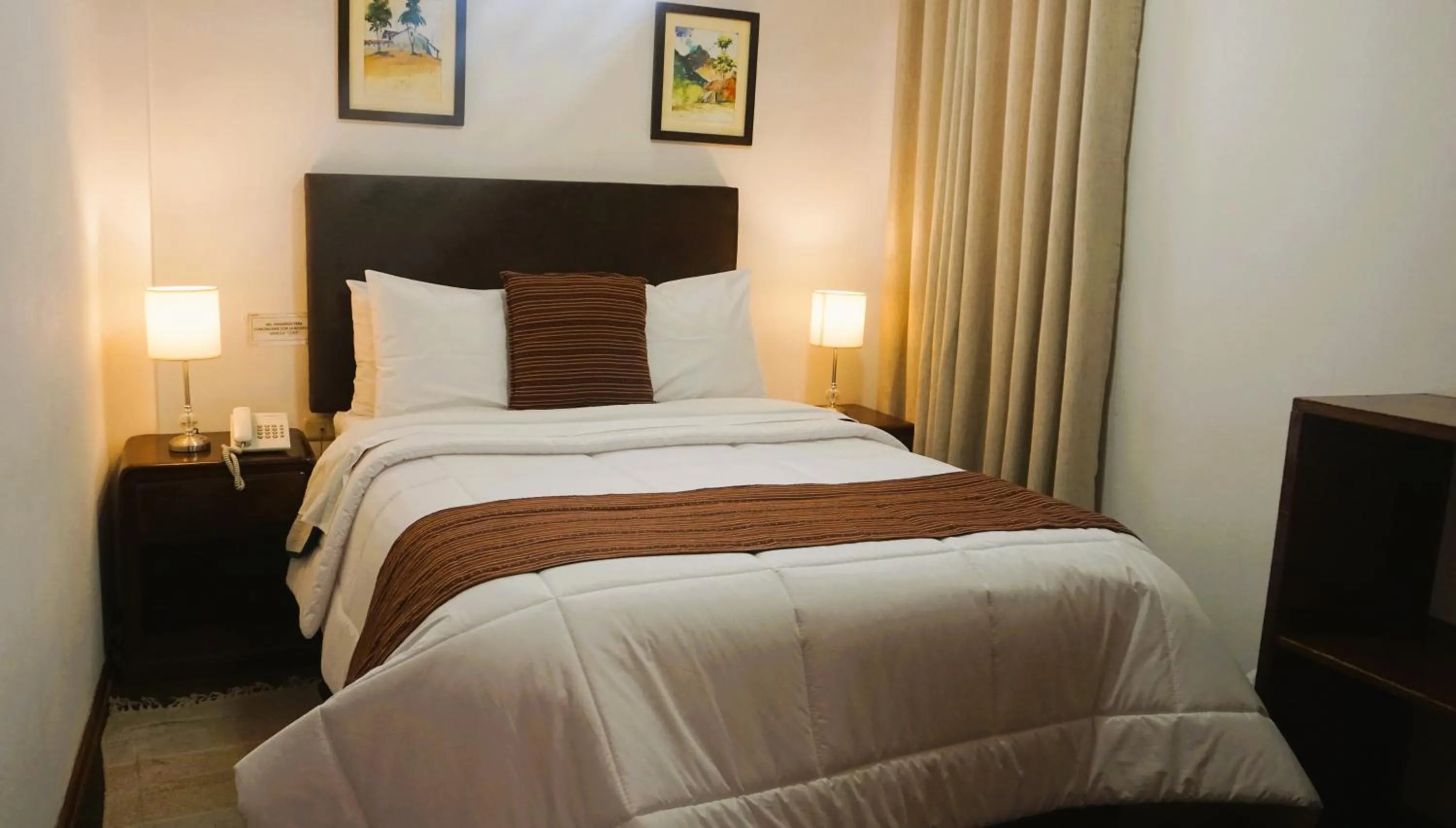 Bedroom, Bed in Hotel & Bungalows Villa Valencia