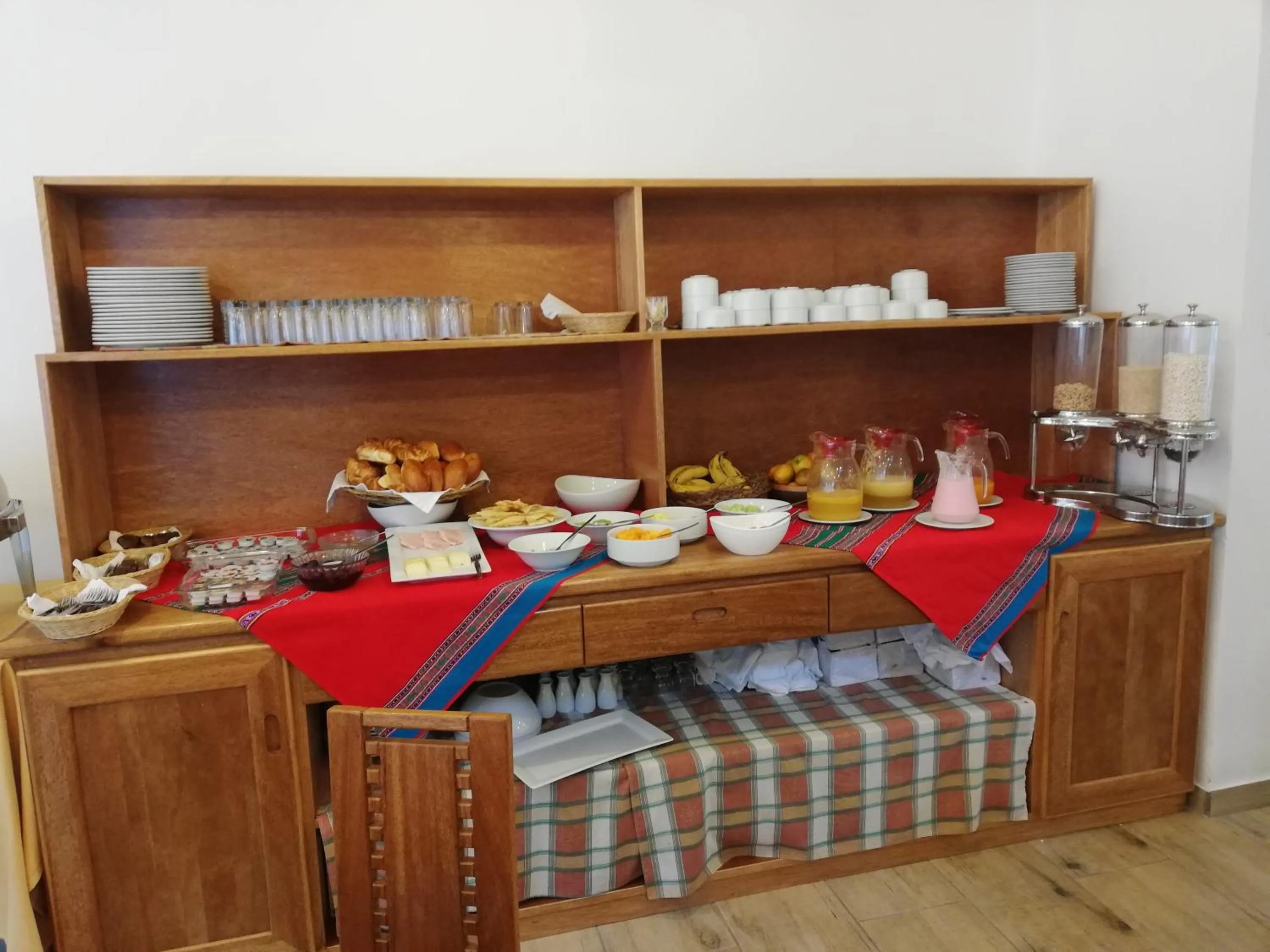 Buffet breakfast in Terraza de Luna