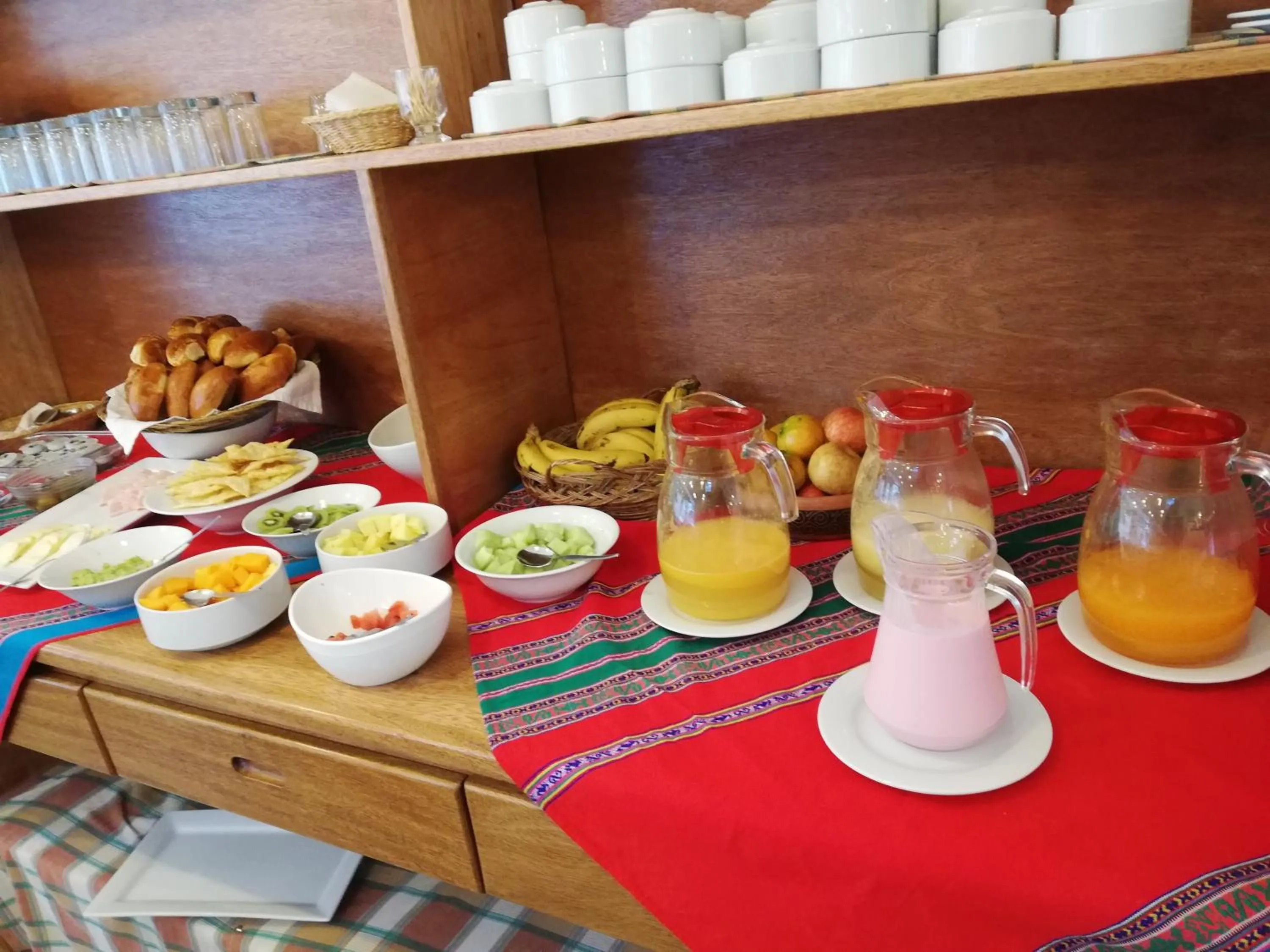 Buffet breakfast in Terraza de Luna