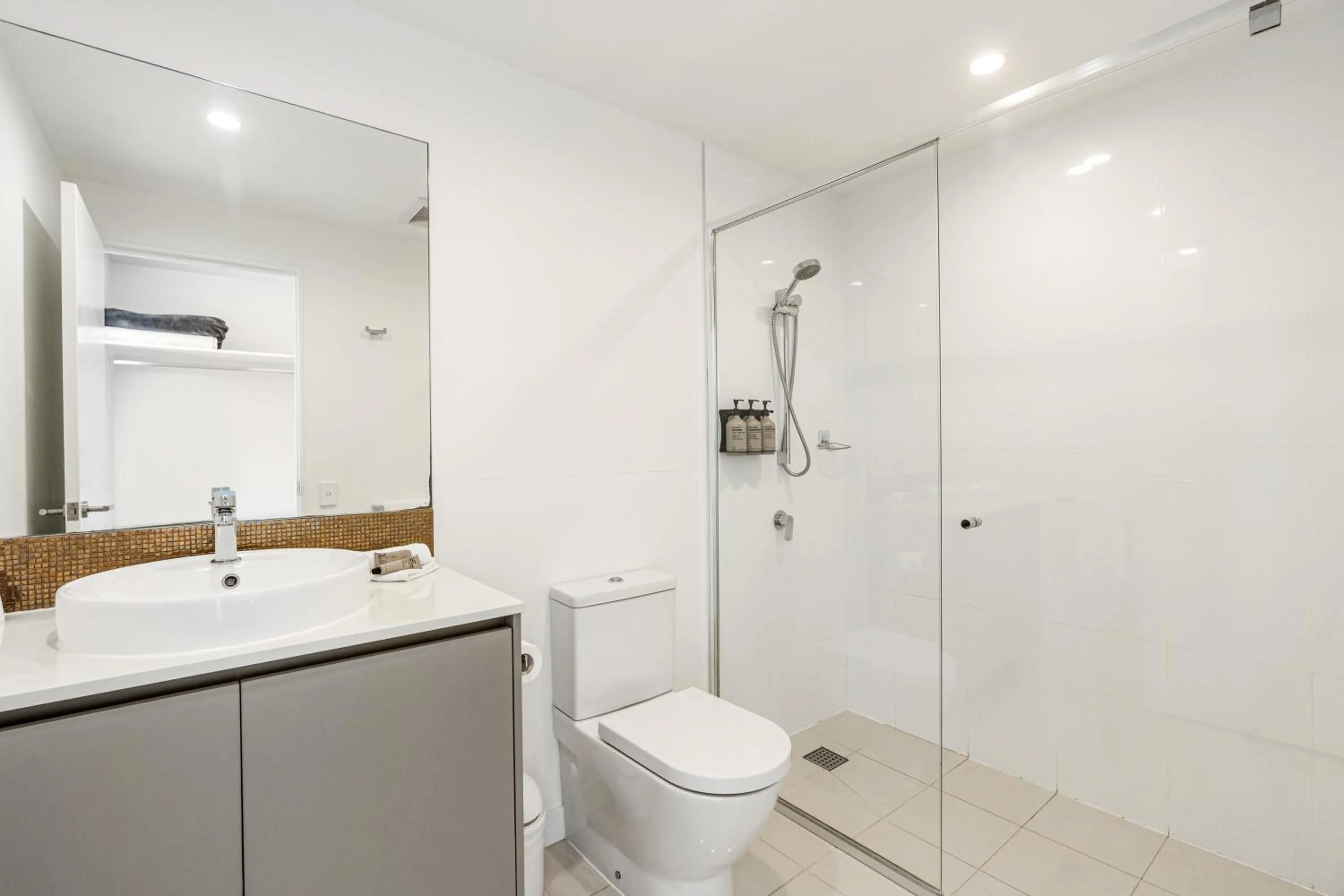 Shower in Rhapsody Resort - Official