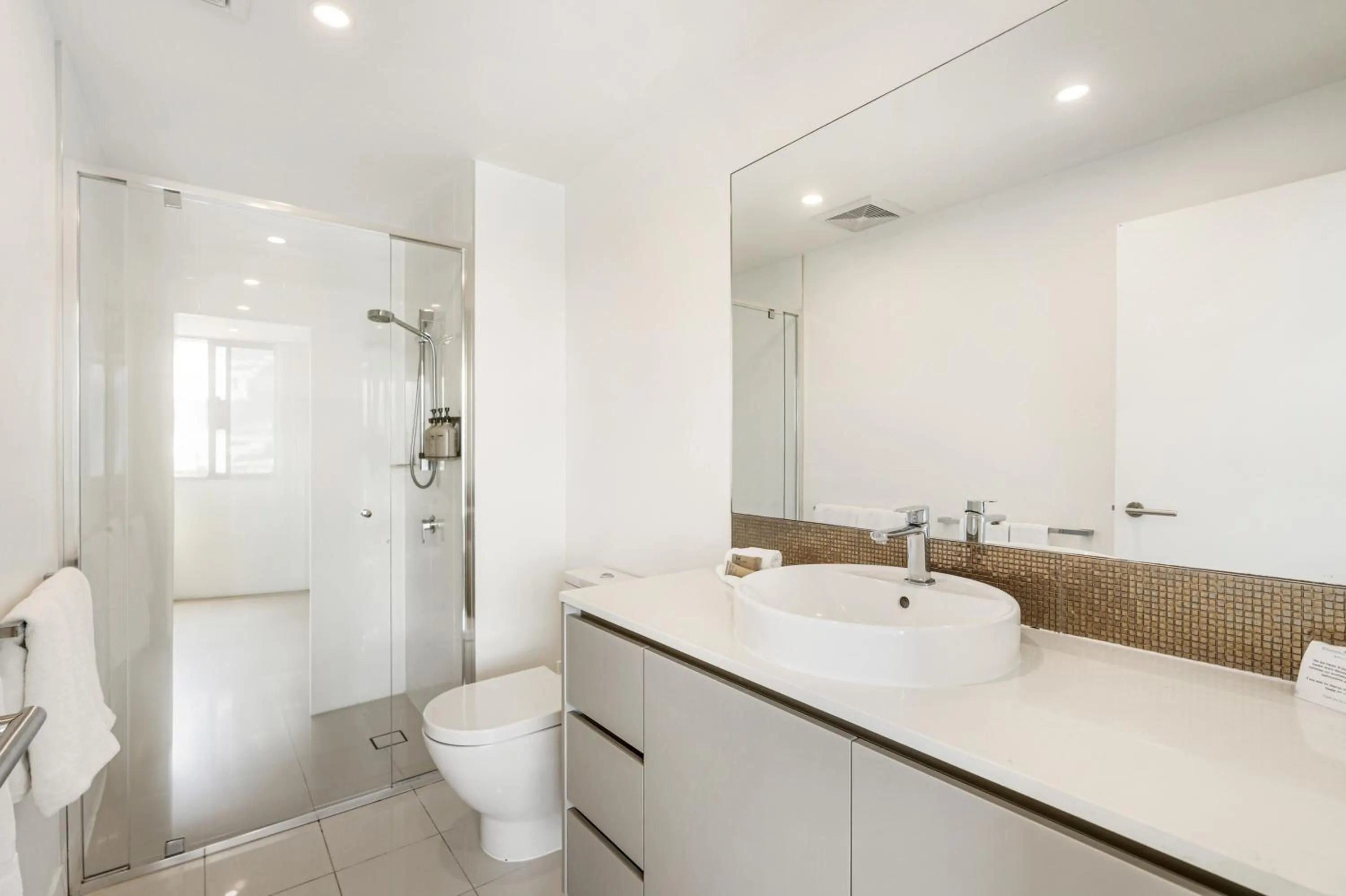 Shower in Rhapsody Resort - Official