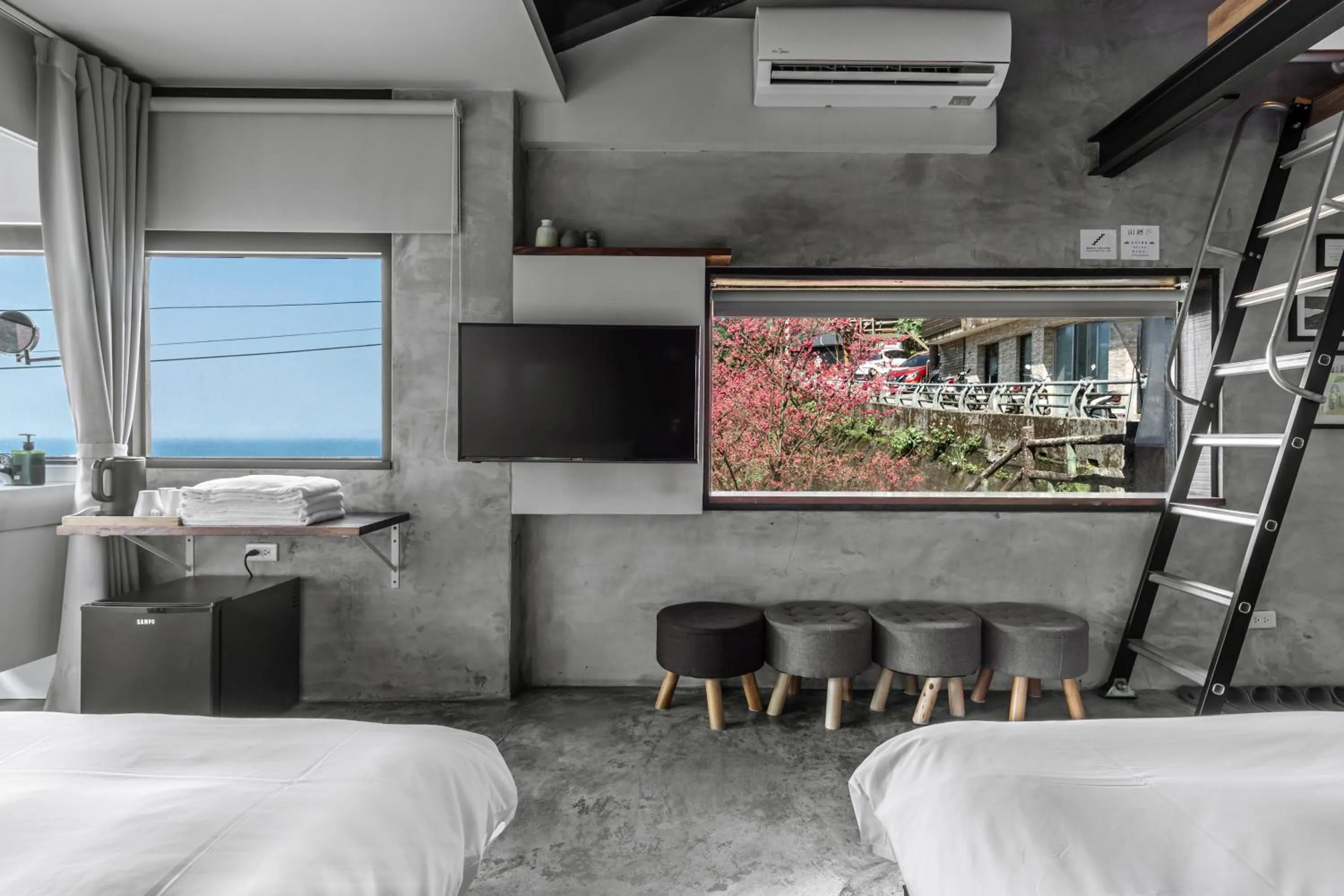 Photo of the whole room, Bed in Jiufen Ore Inn