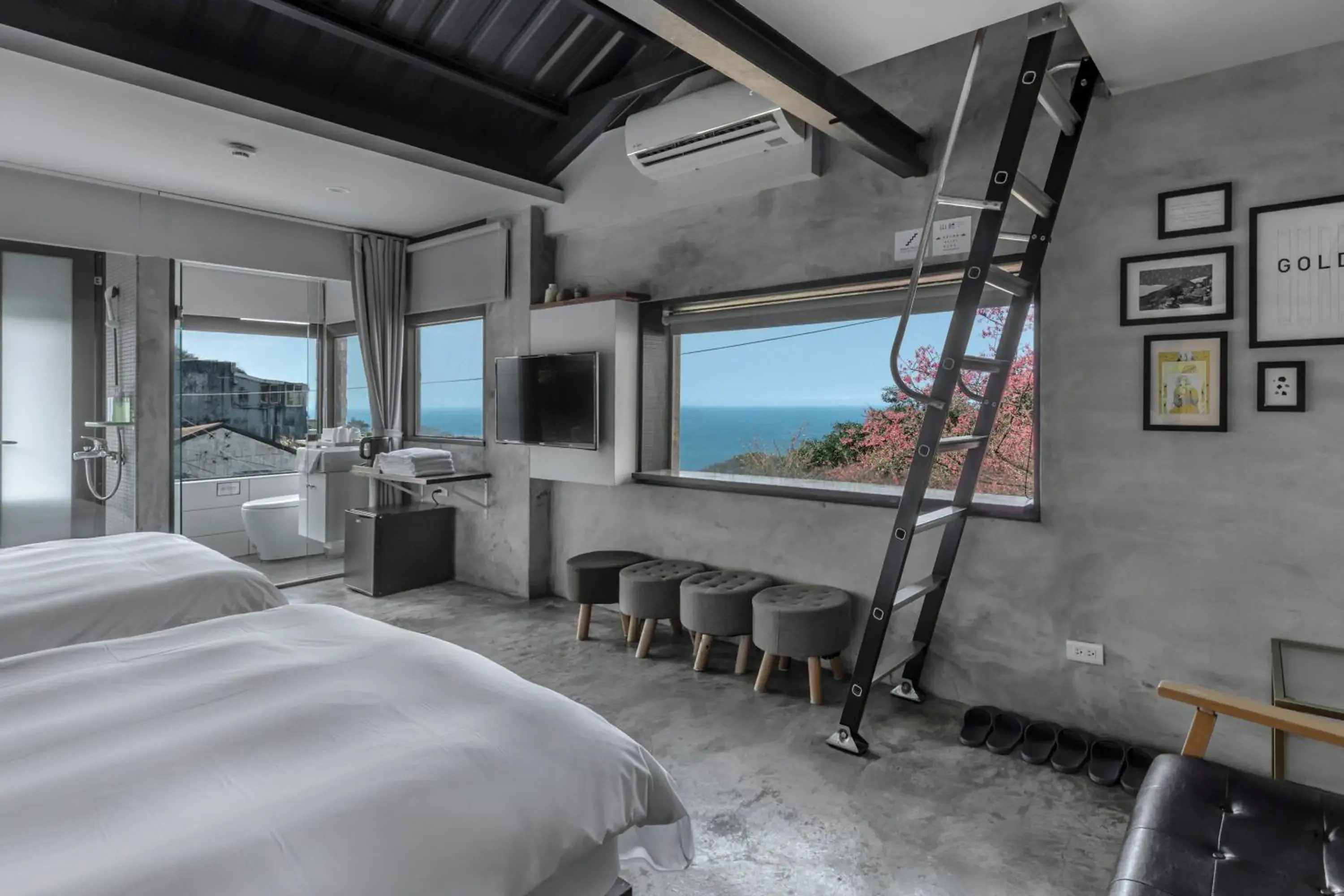 Photo of the whole room, Bed in Jiufen Ore Inn Photo of the whole room, Bed in Jiufen Ore Inn