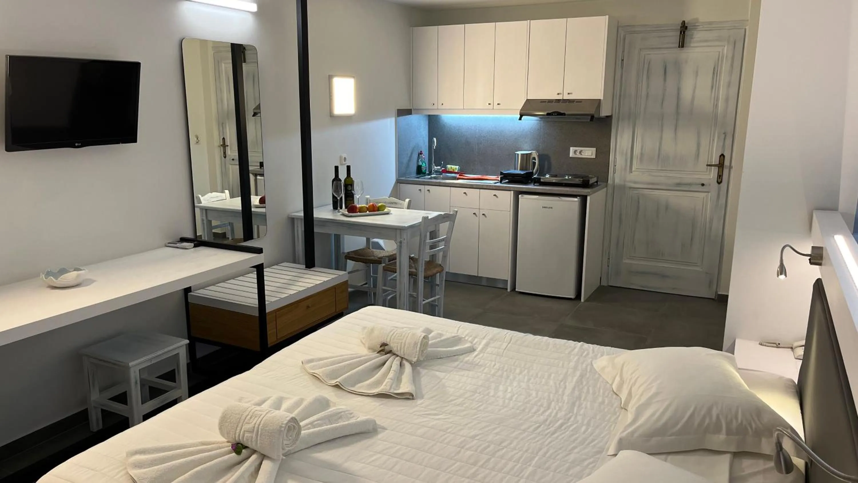 Photo of the whole room, Bed in Niriides