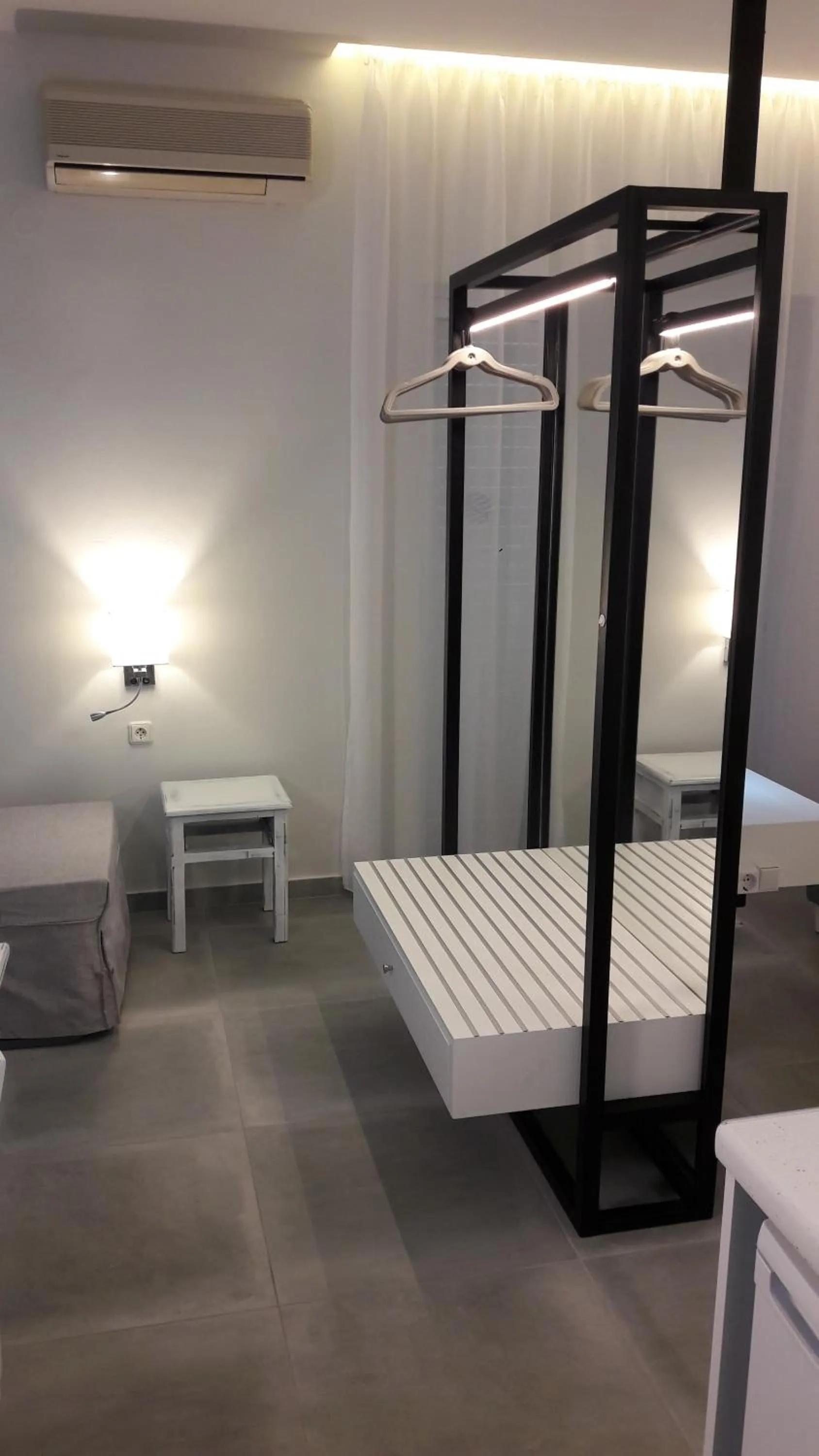 Photo of the whole room, Bed in Niriides