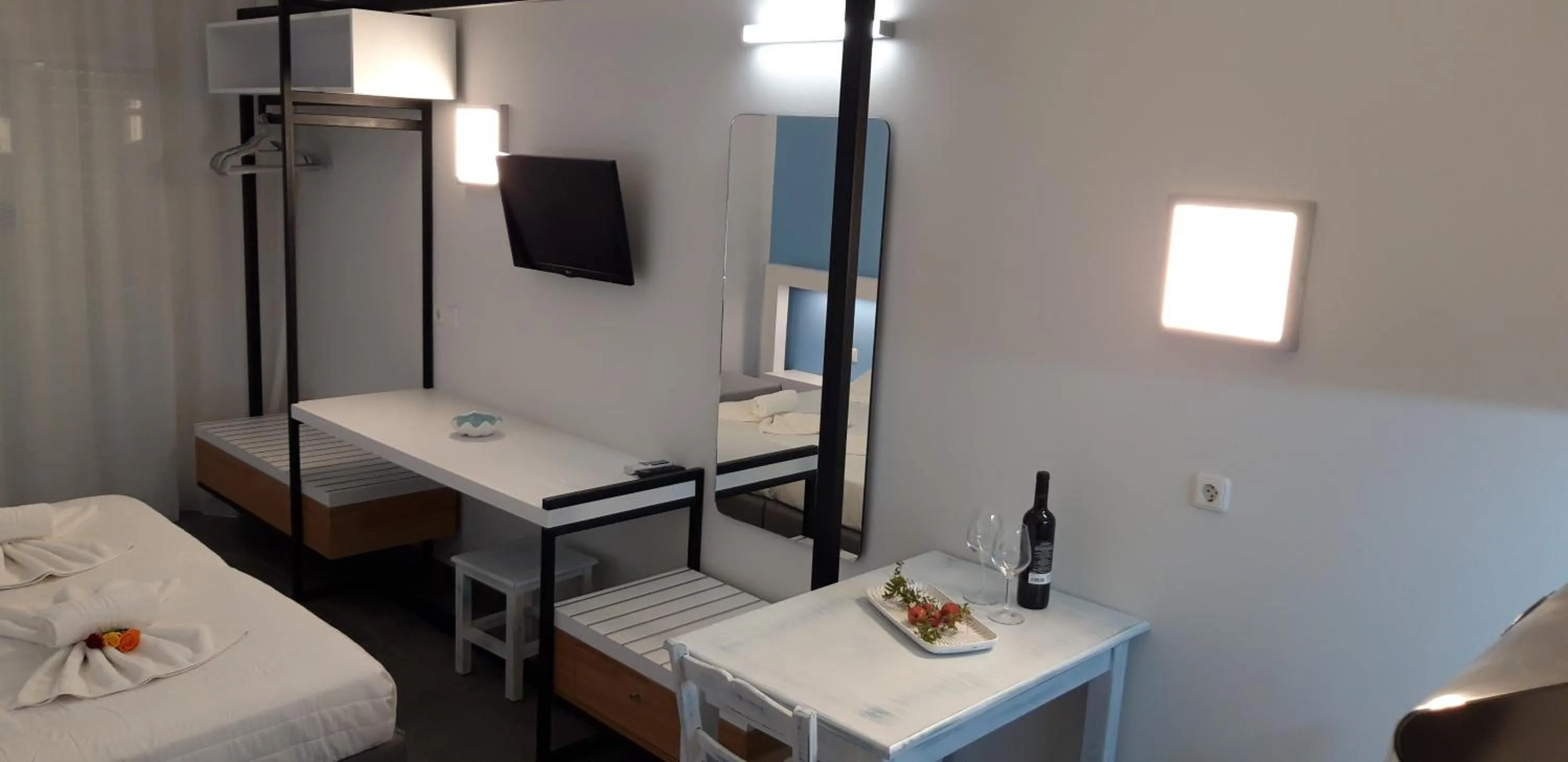 Photo of the whole room, Bed in Niriides