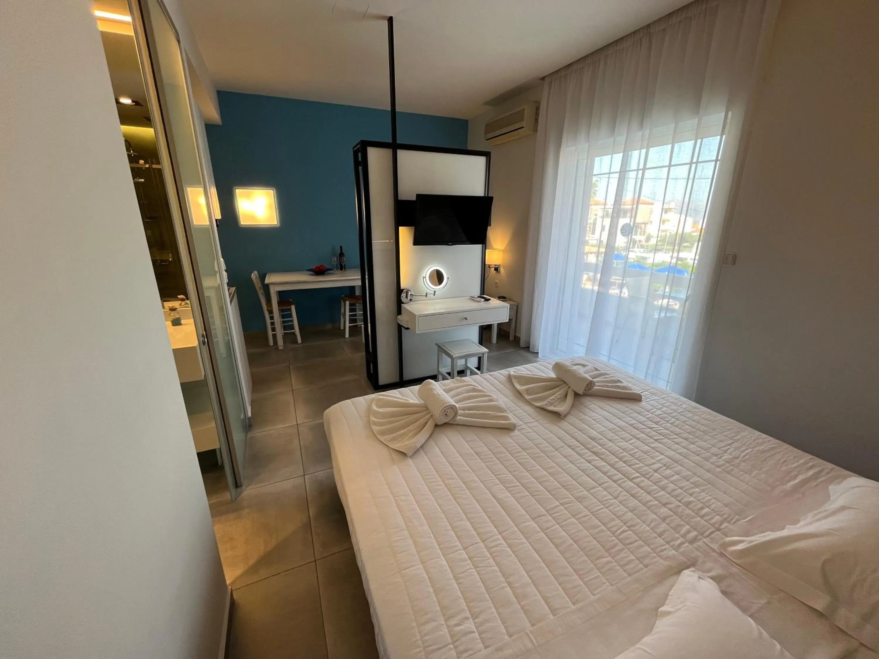 Photo of the whole room, Bed in Niriides